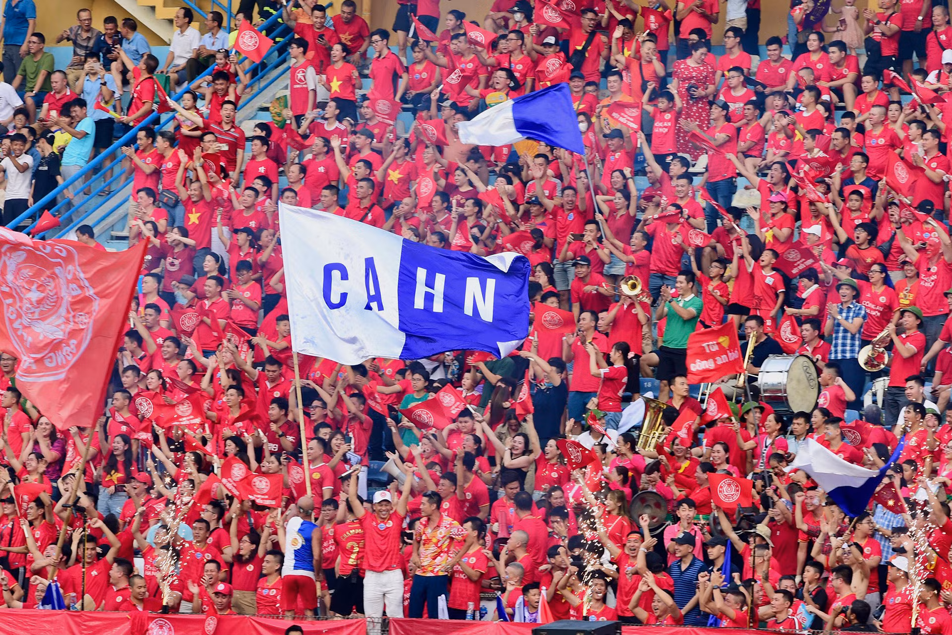 Niềm vui của các cổ động viên Công an Hà Nội.