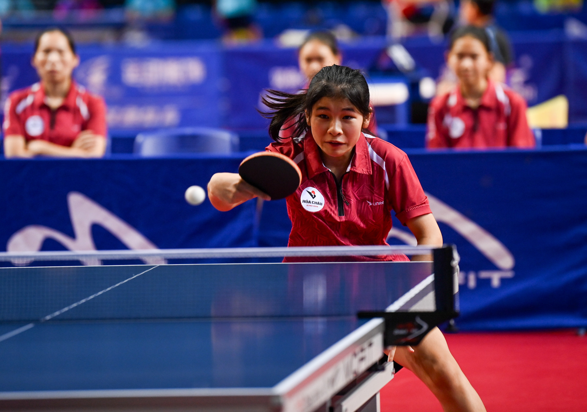 Tay vợt nữ 14 tuổi Lương Bảo Hân (Quân đội 1) nỗ lực trong từng đường bóng.