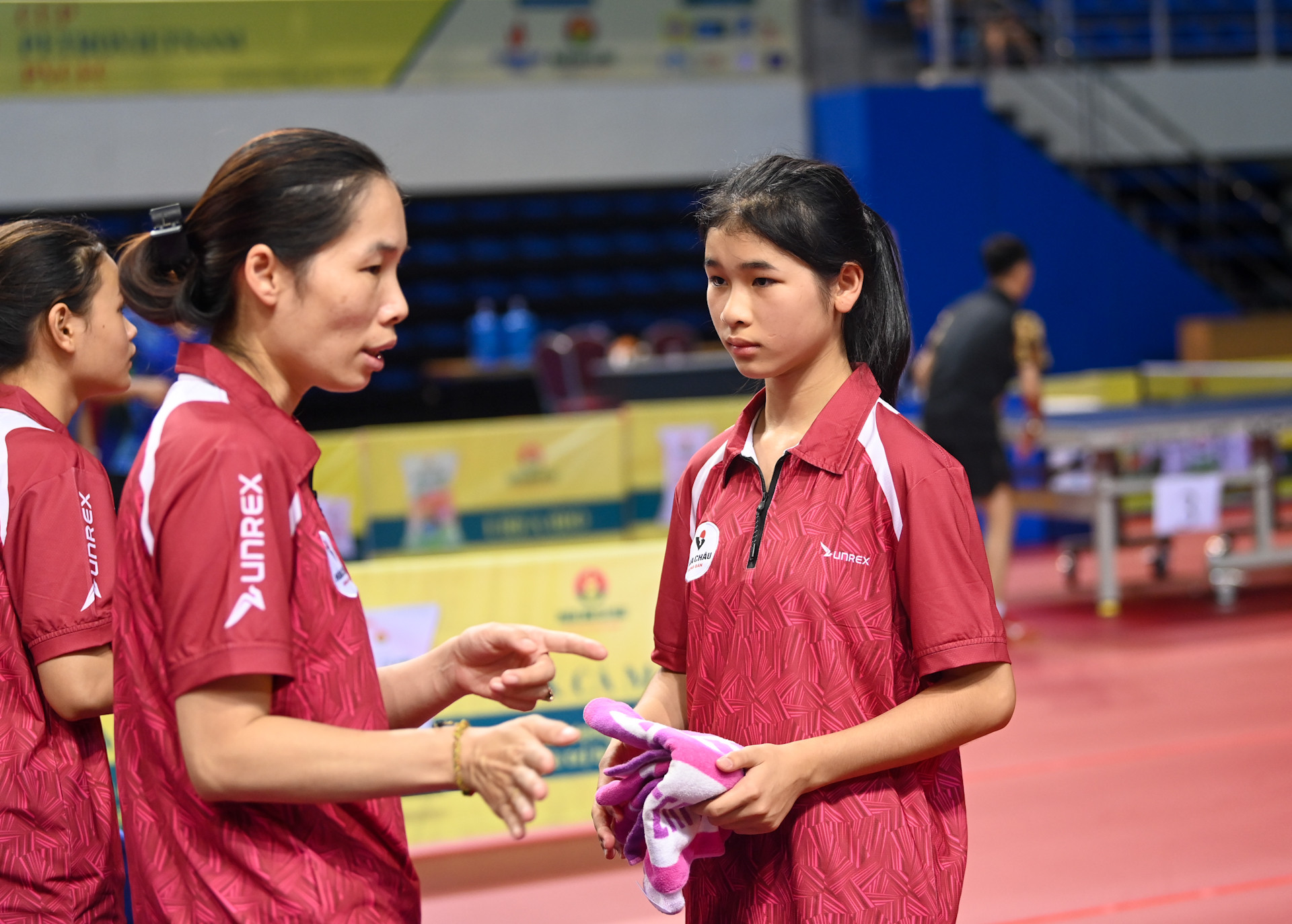 Lương Bảo Hân được huấn luyện viên chỉ dẫn trước khi bước vào trận đấu.