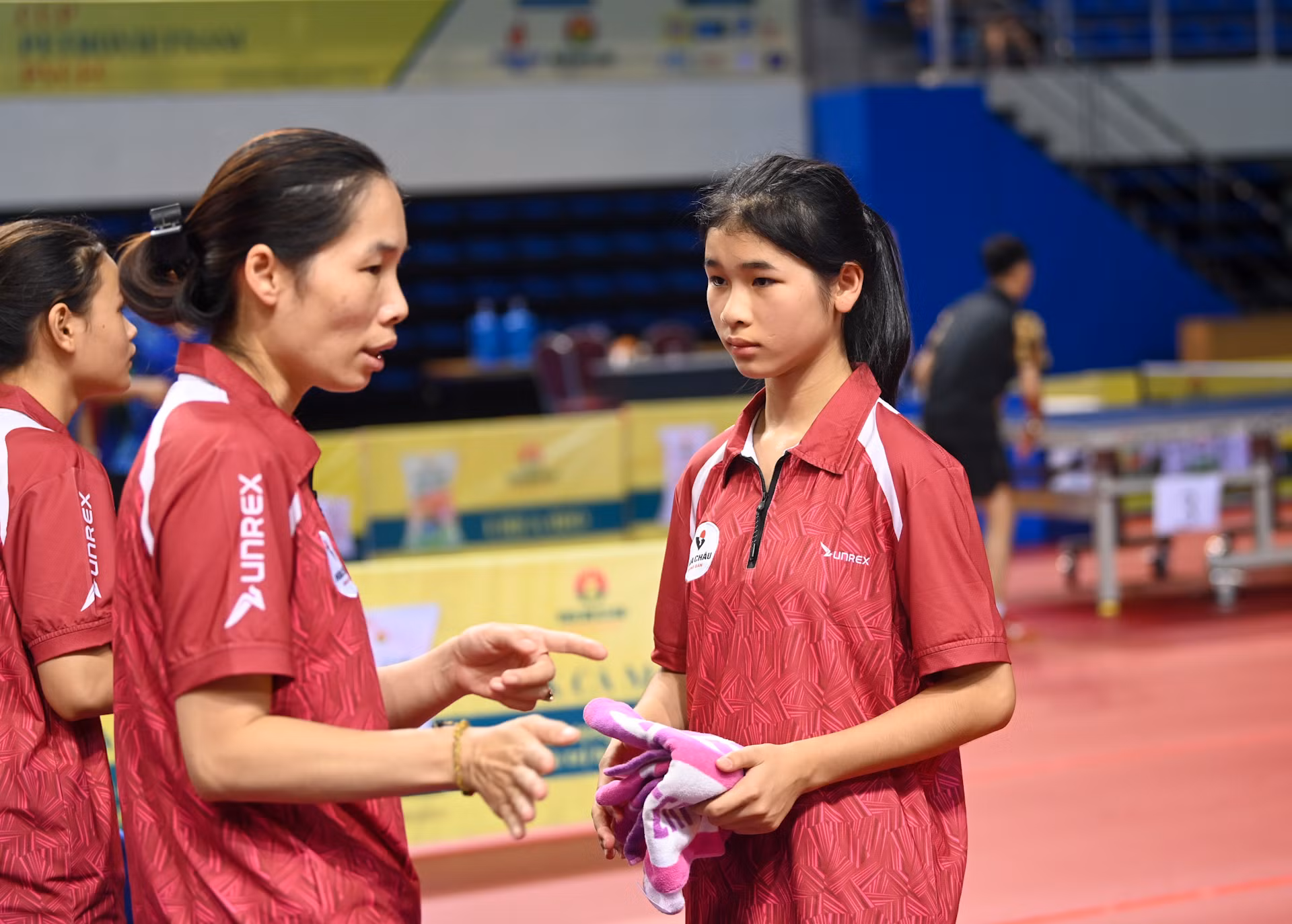 Lương Bảo Hân được huấn luyện viên chỉ dẫn trước khi bước vào trận đấu.