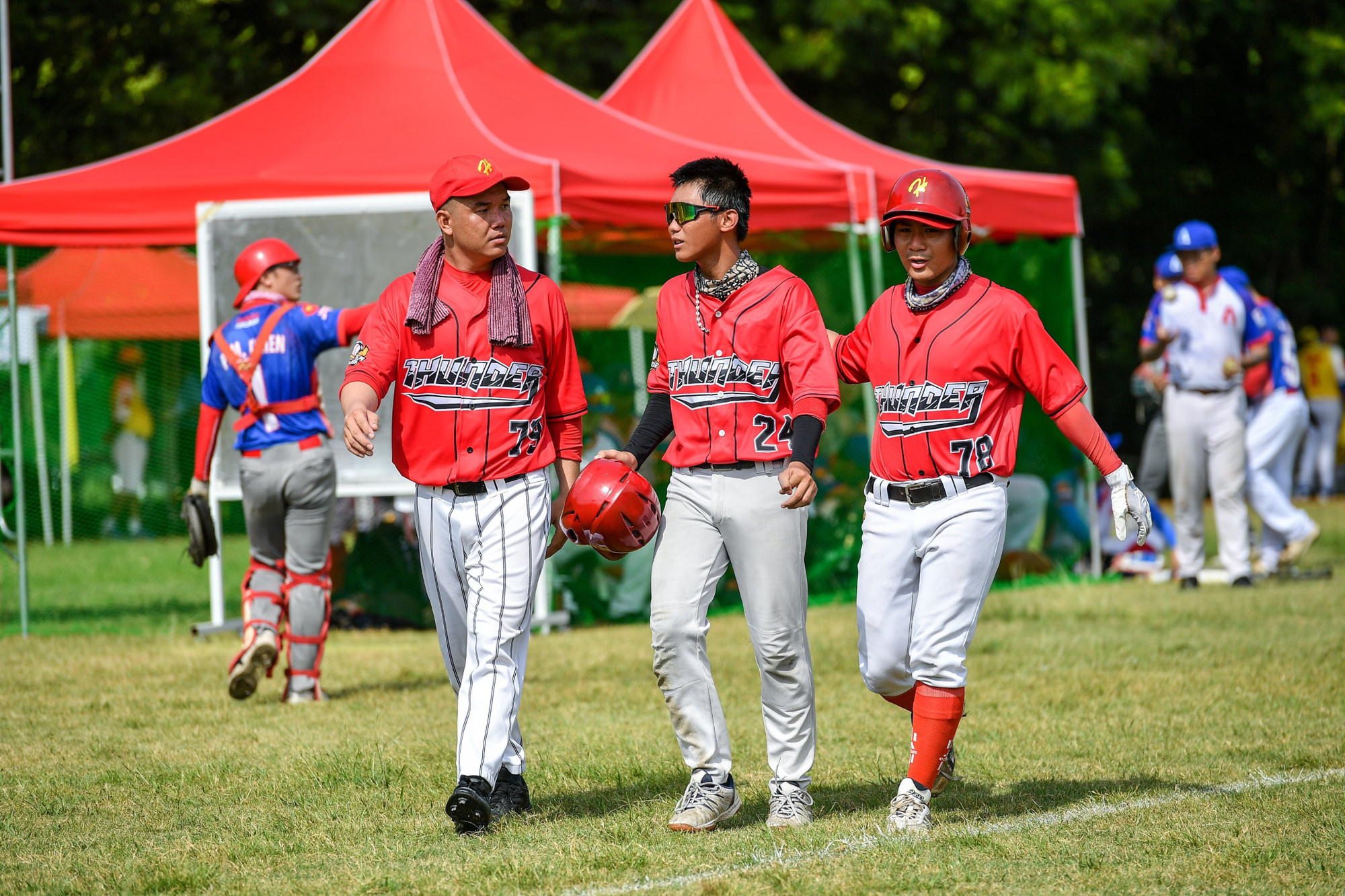 Các vận động viên Ho Chi Minh City Thunders thảo luận chiến thuật ngoài đường biên.