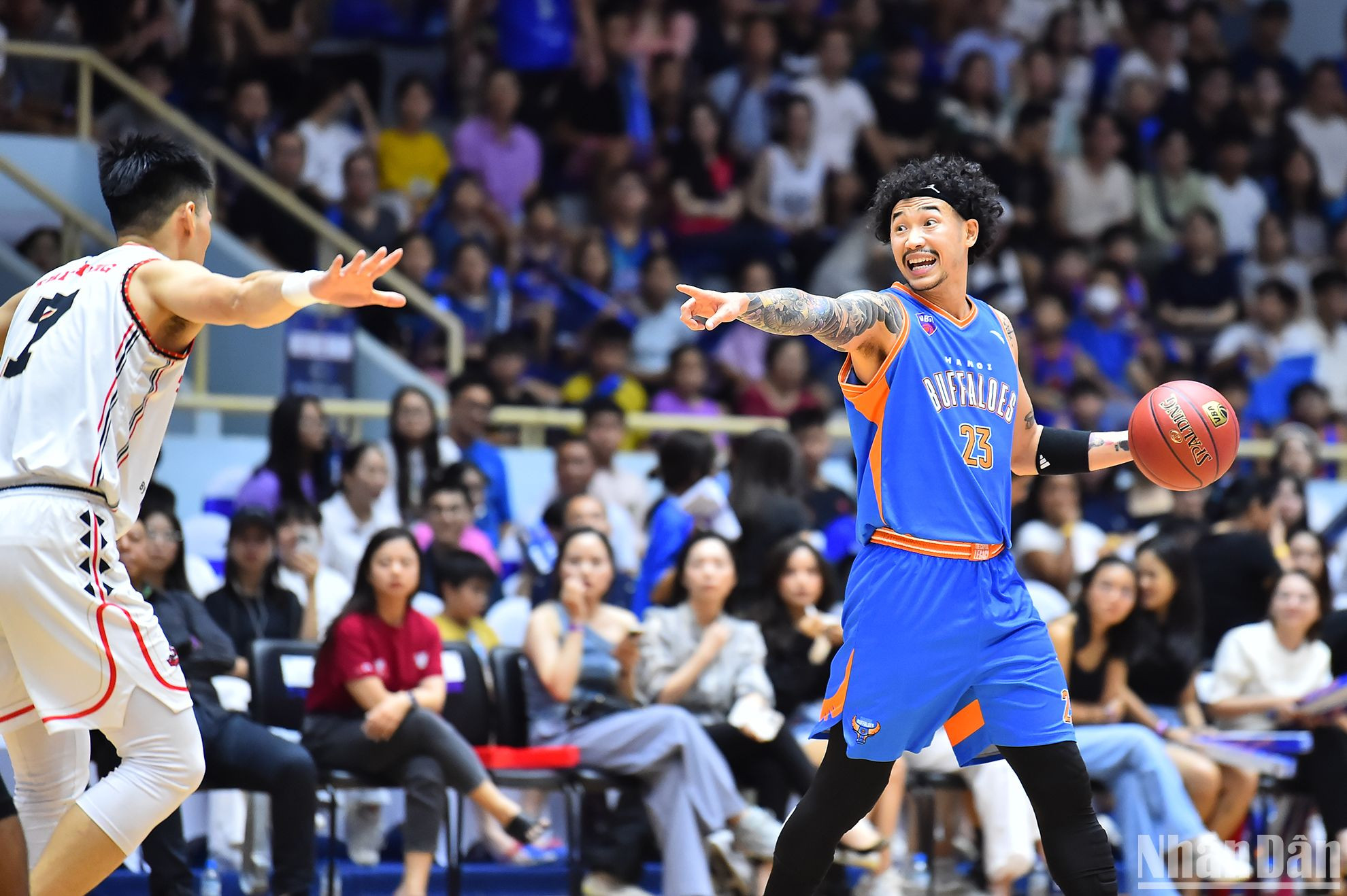 Tâm Đinh dẫn dắt các đồng đội vượt qua những giây phút khó khăn. Tâm Đinh dẫn dắt các đồng đội vượt qua những giây phút khó khăn.