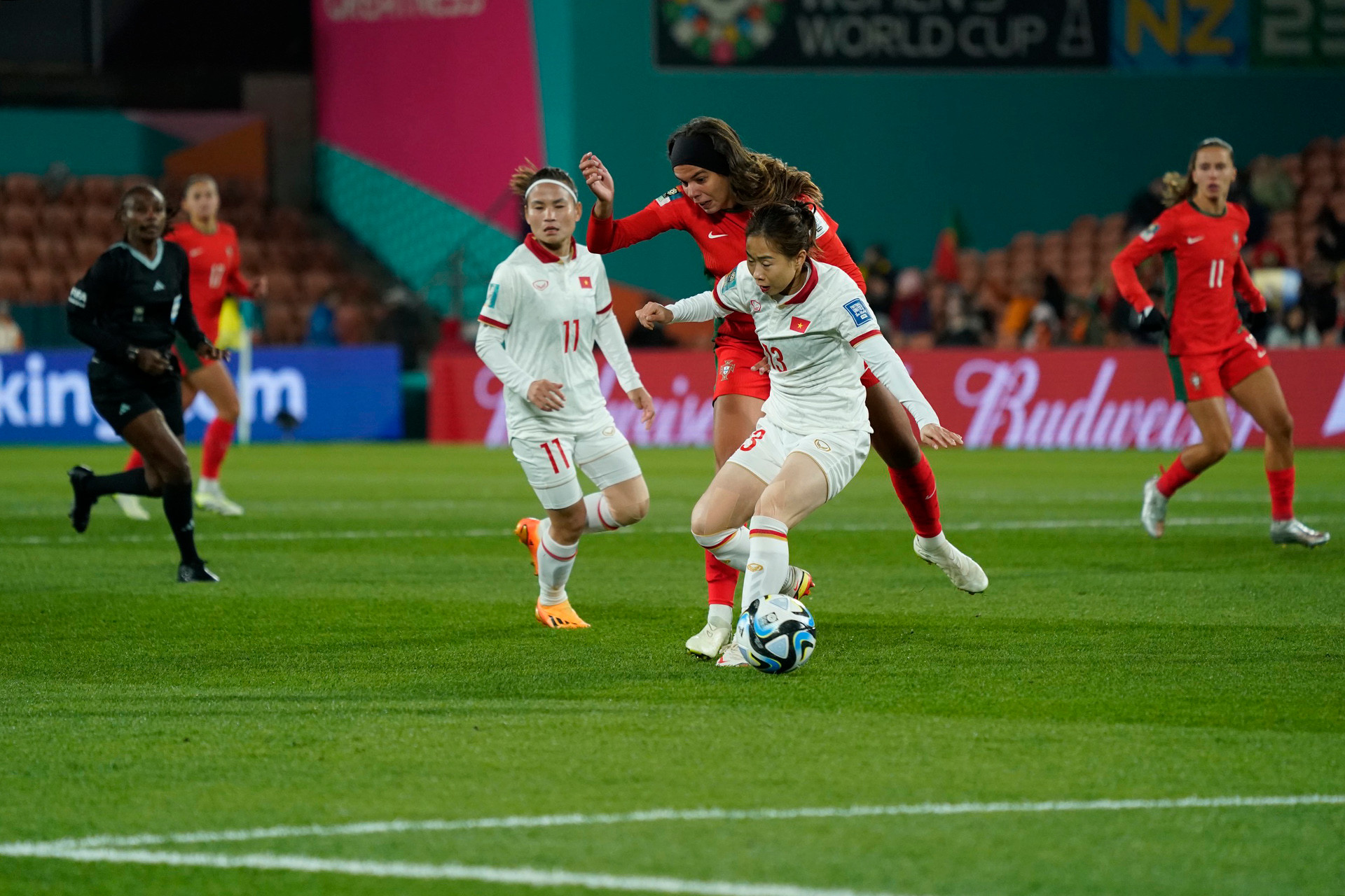 Tuy nhiên, với đẳng cấp của một đội bóng mạnh hơn, Bồ Đào Nha đã nhanh chóng lấy lại thế trận.