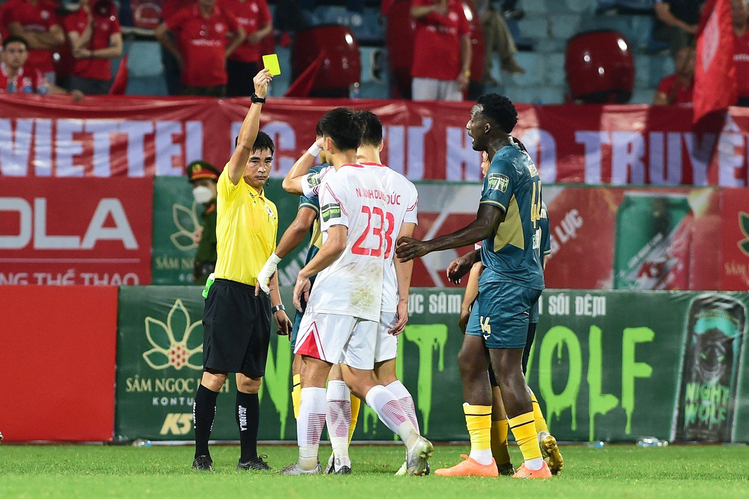 Trận đấu diễn ra căng thẳng hơn ở những phút cuối của trận đấu. Paollo Oliveira tìm được bàn thắng ở phút 76 để ấn định chiến thắng 4-1 cho thầy trò HLV Kiatisak.