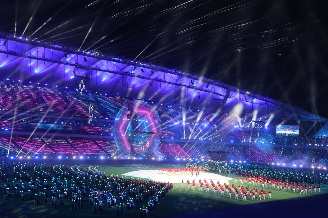 Ánh sáng ngập tràn sân vận động quốc gia Morodok Techo ở Thủ đô Phnom Penh.