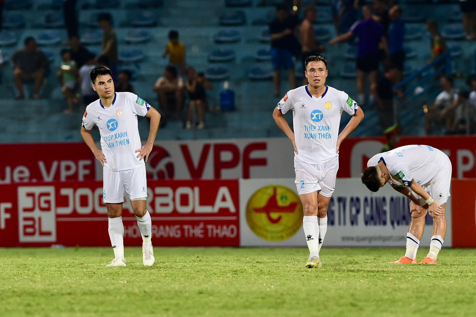 Nỗi buồn của cầu thủ Nam Định sau trận thua 0-1 trước Hà Nội.