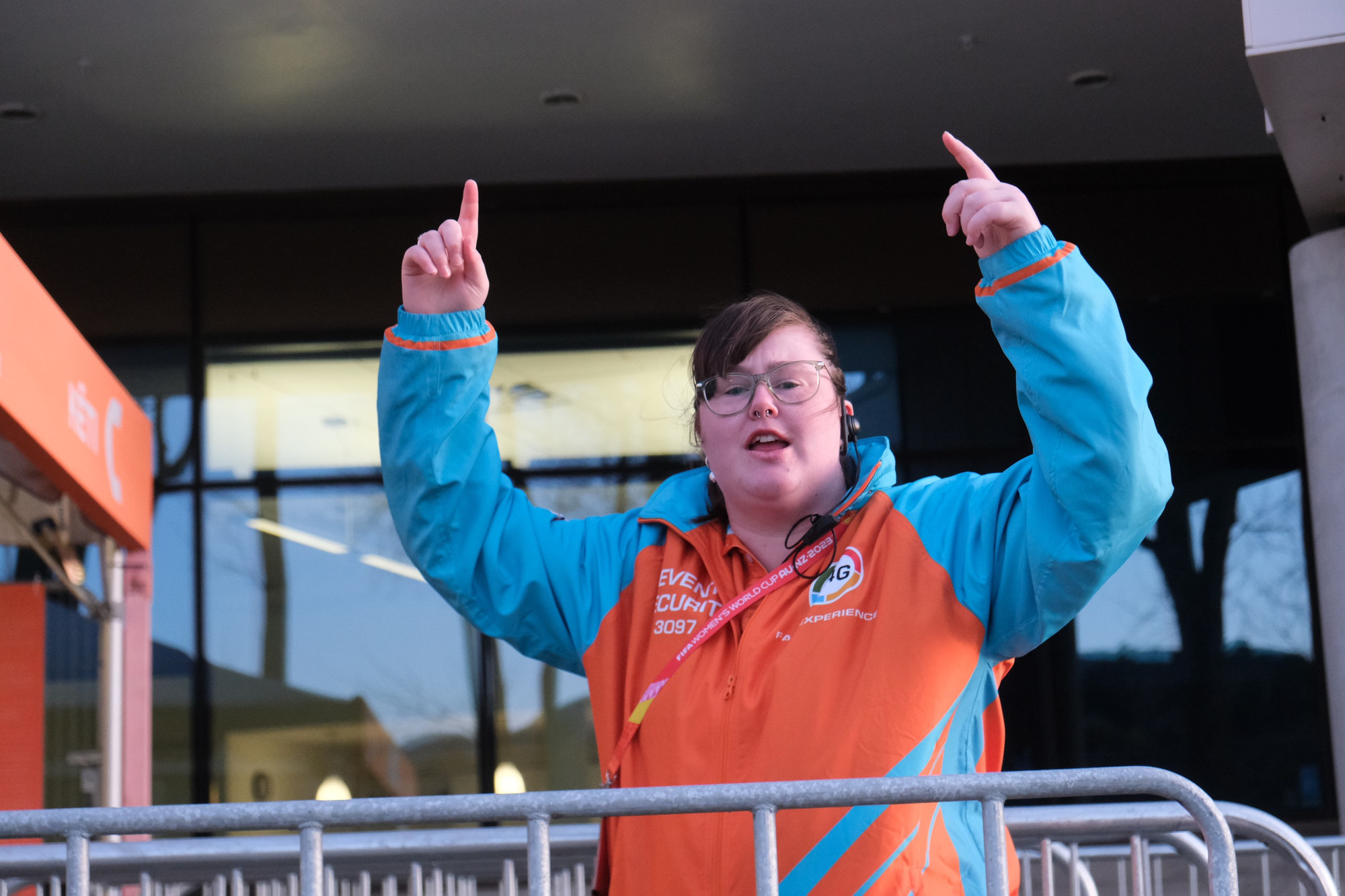 Một tình nguyện viên New Zealand hào hứng với trận đấu giữa tuyển nữ Việt Nam và Hà Lan.