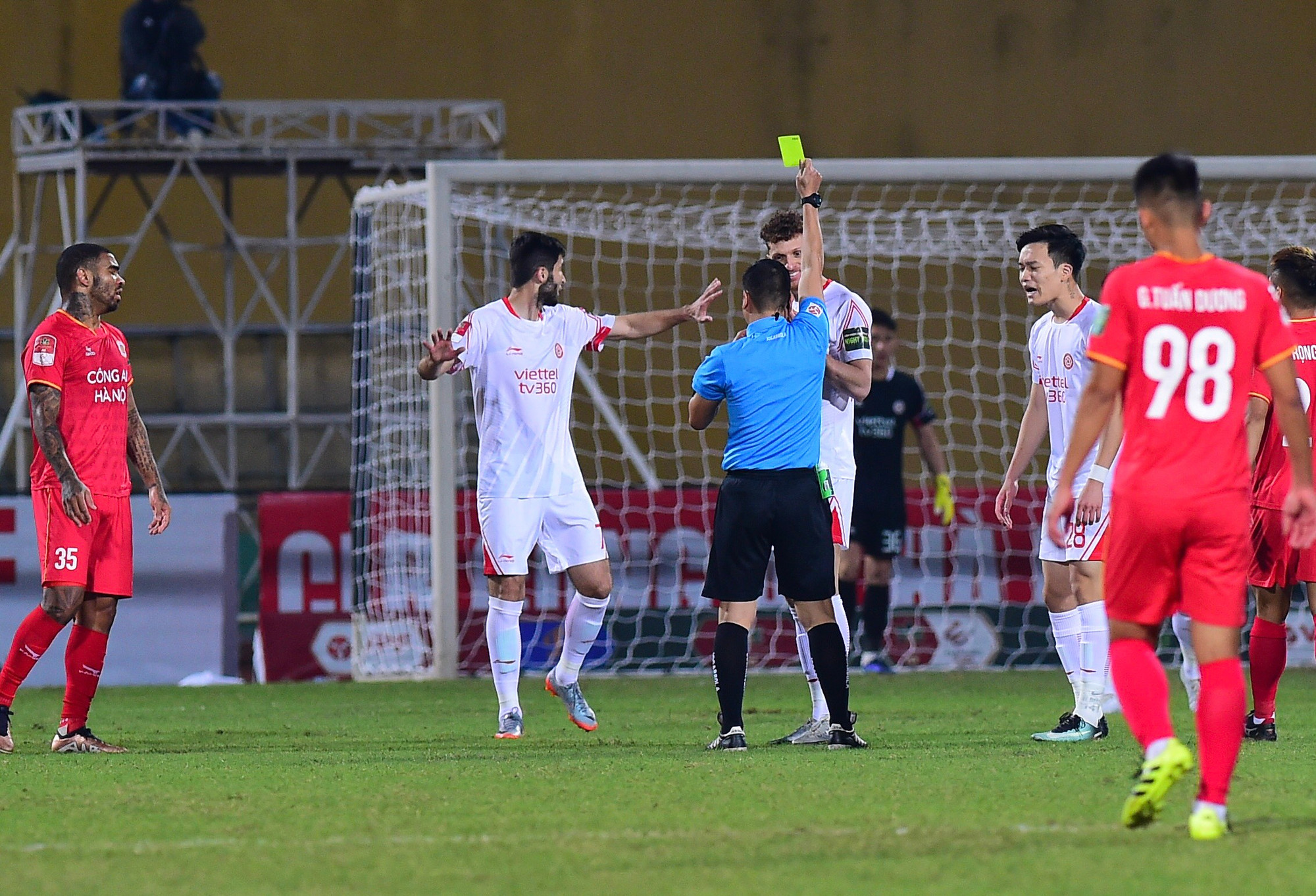 Trọng tài phải rút thẻ nhằm giảm sức nóng trên sân.