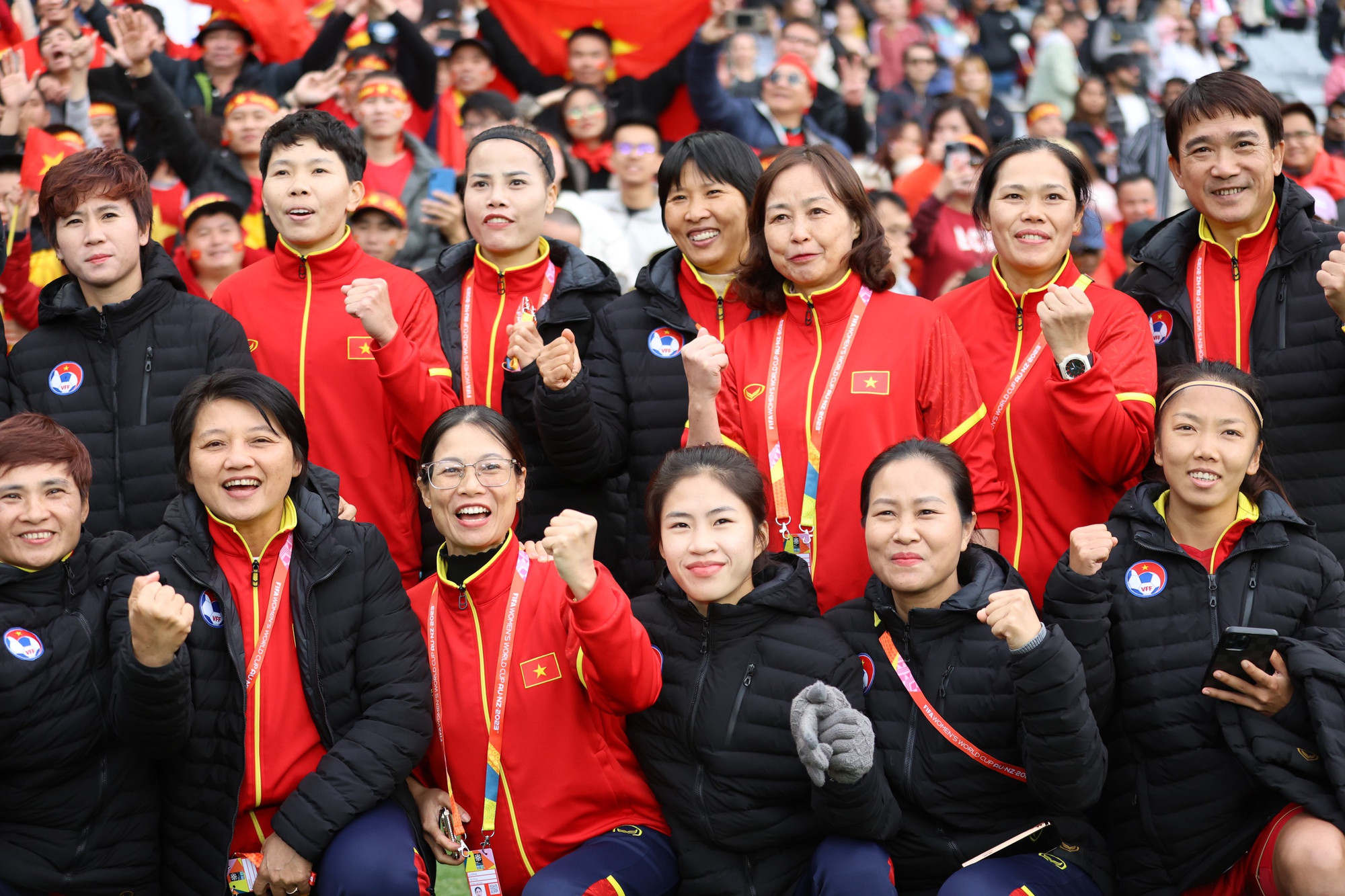 Các thành viên đội tuyển quốc gia nữ Việt Nam chụp hình lưu niệm.