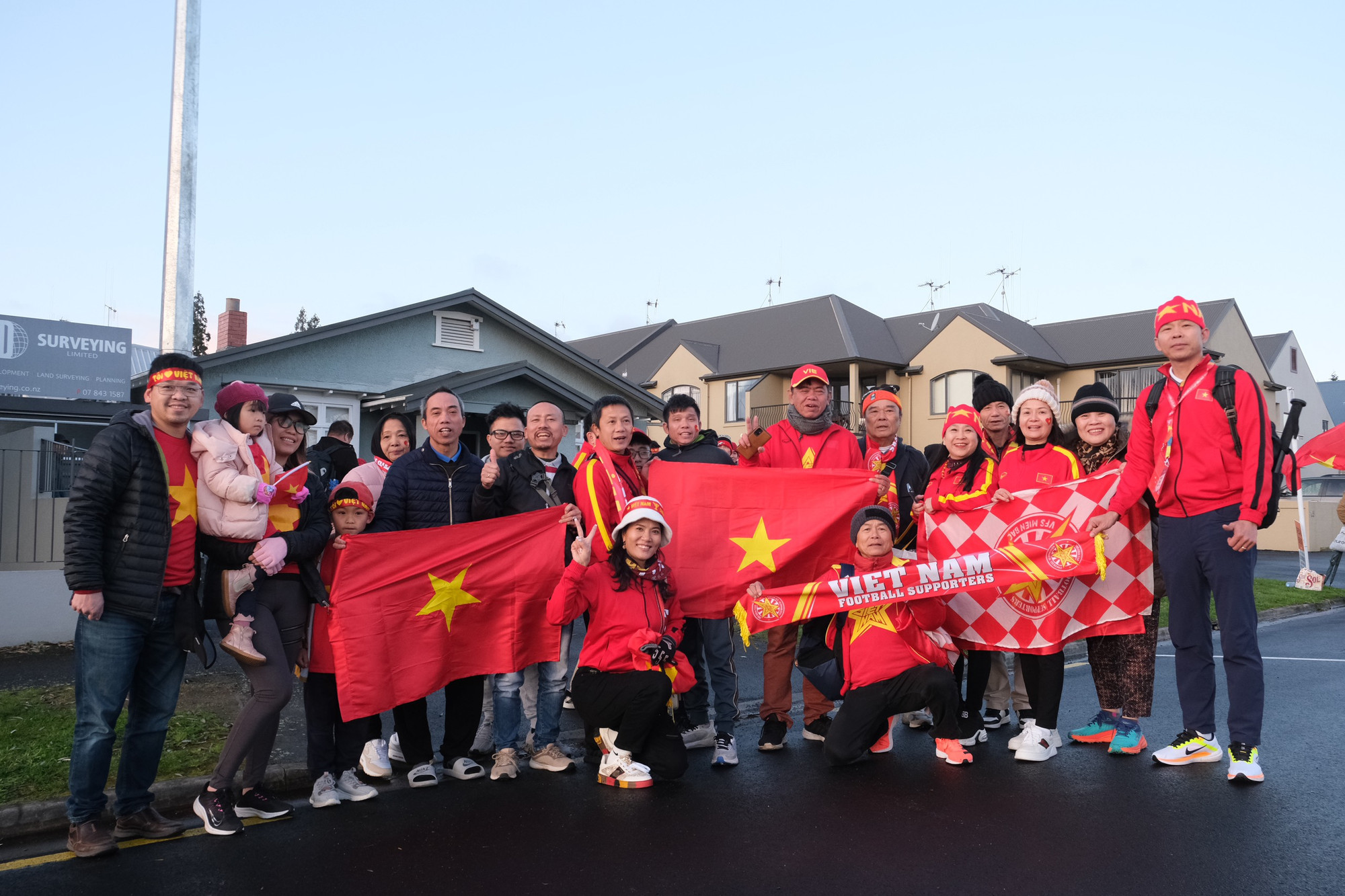 Các cổ động viên Việt Nam đến từ mọi lứa tuổi.