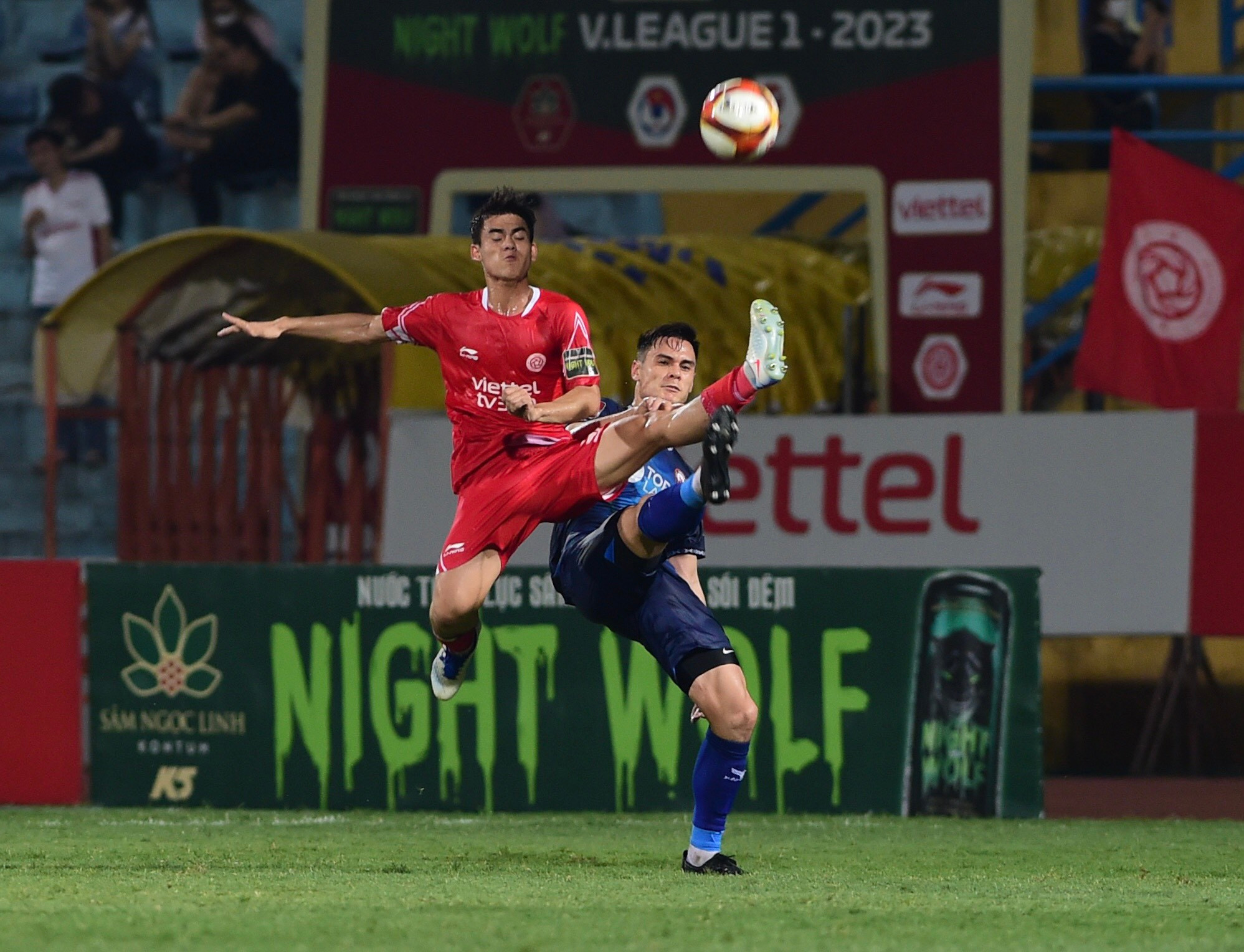 Khuất Văn Khang can thiệp đường chuyền của Bình Định.