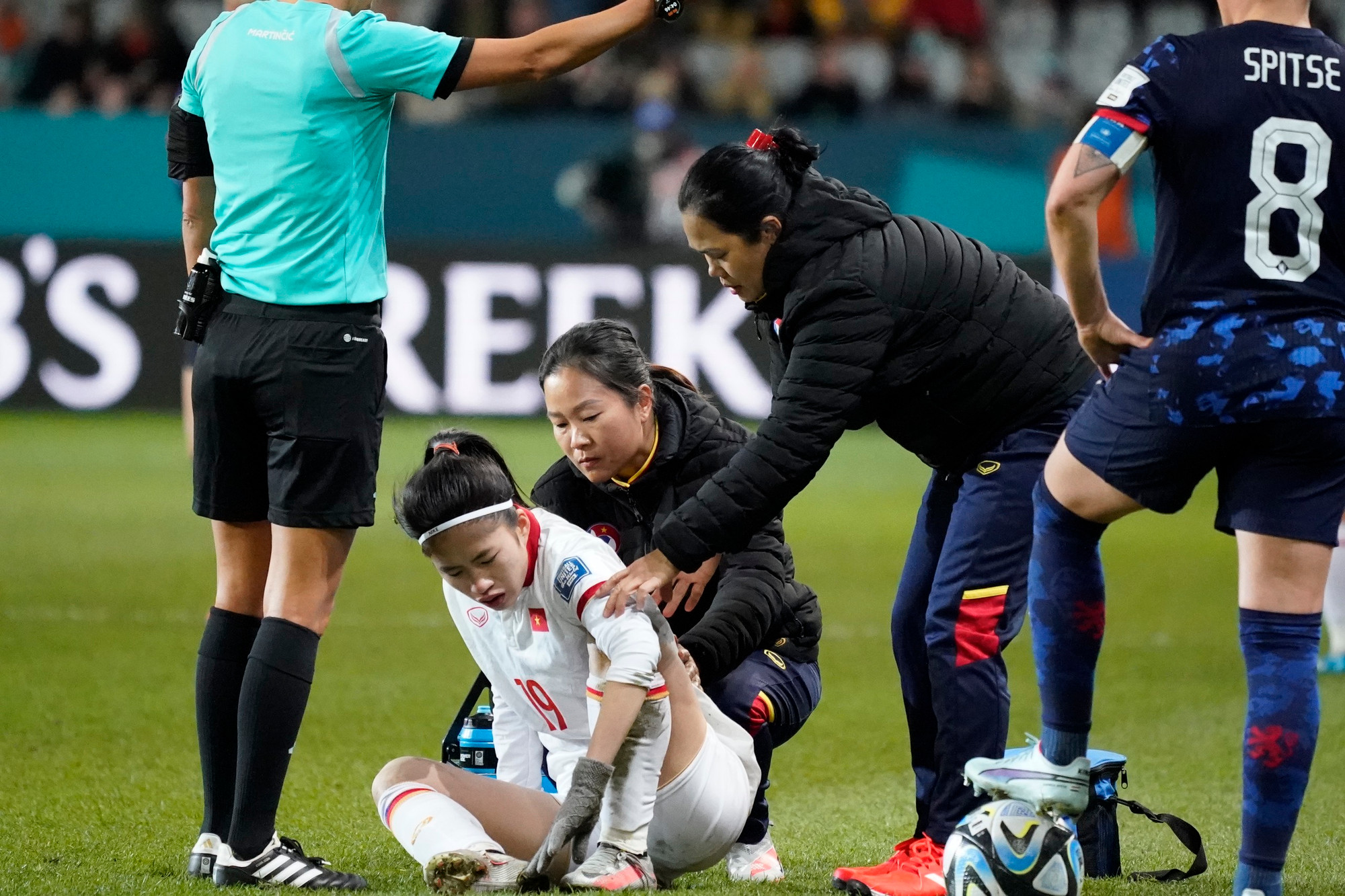 Thanh Nhã bị đau sau đó. Hiệp 1 kết thúc với tỷ số 5-0 nghiêng về Hà Lan. Thanh Nhã bị đau sau đó. Hiệp 1 kết thúc với tỷ số 5-0 nghiêng về Hà Lan.