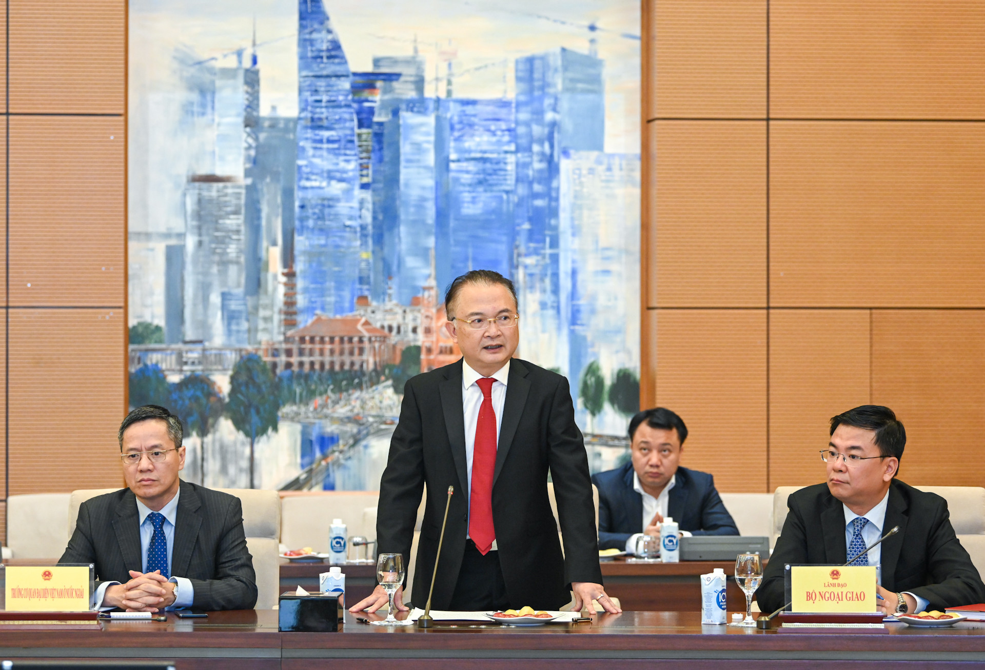 Ông Ngô Hướng Nam, Đại sứ đặc mệnh toàn quyền tại Vương quốc Hà Lan phát biểu tại buổi tiếp.