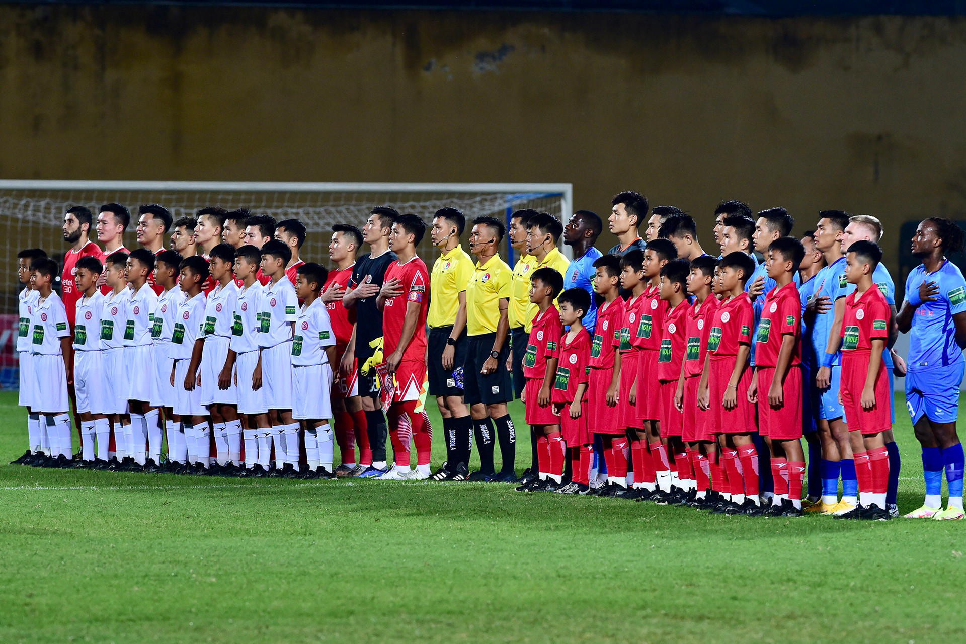 Đội hình xuất phát của hai đội.