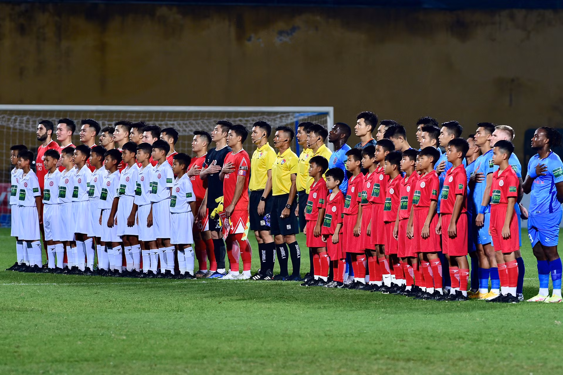 Đội hình xuất phát của hai đội.