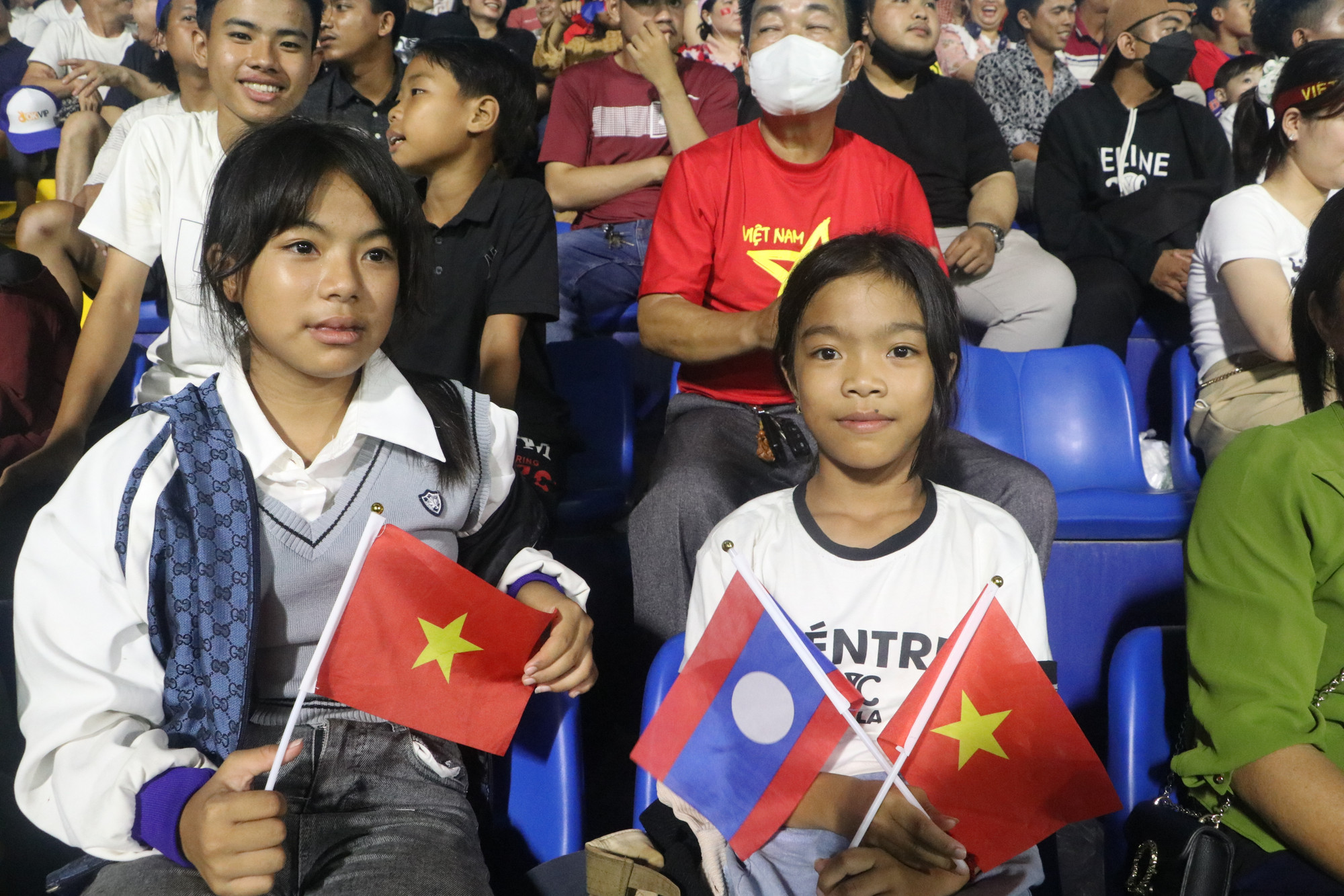 Một số khán giả cổ vũ cho cả 2 đội.