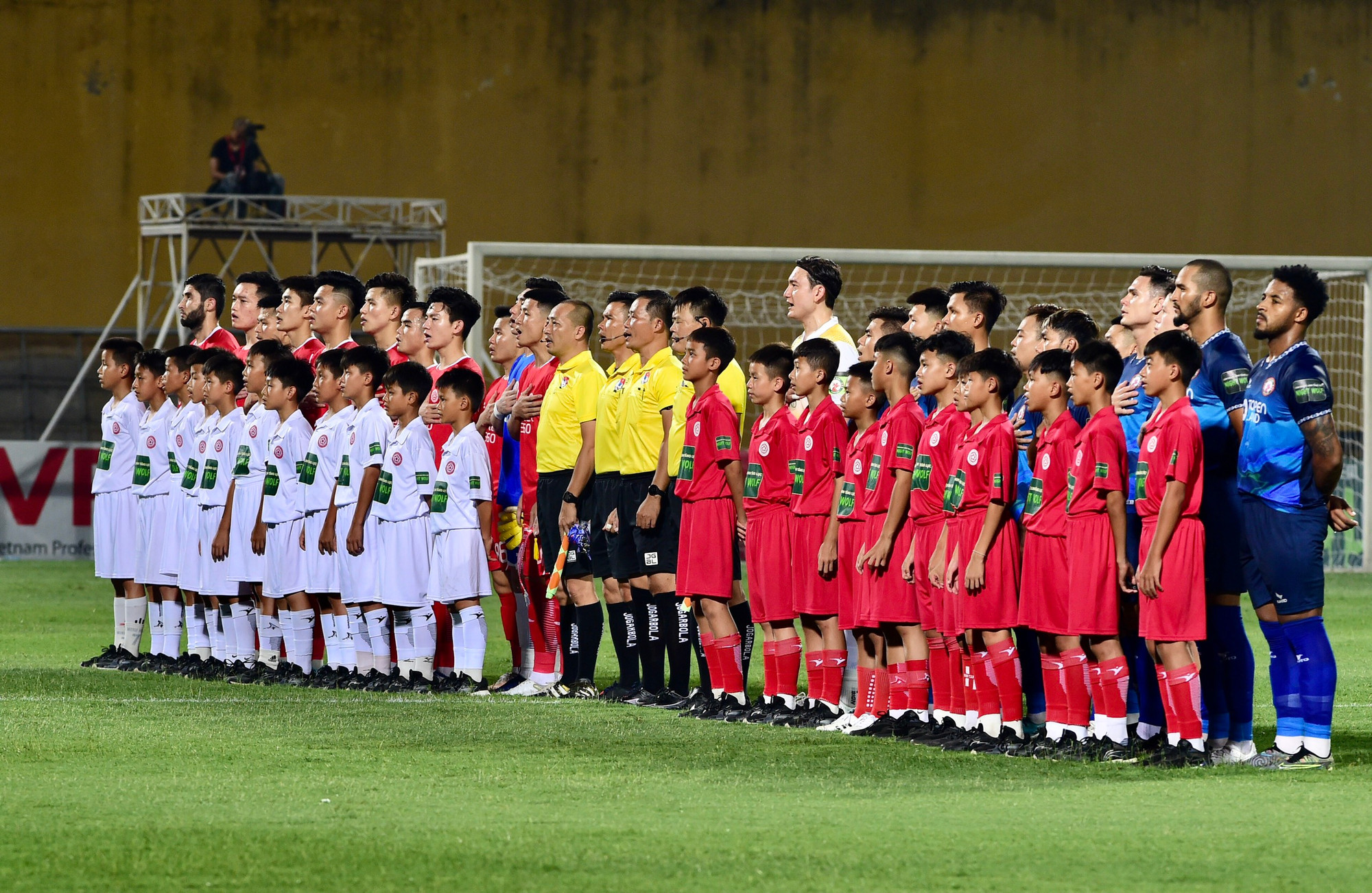 Đội hình ra sân của hai đội.