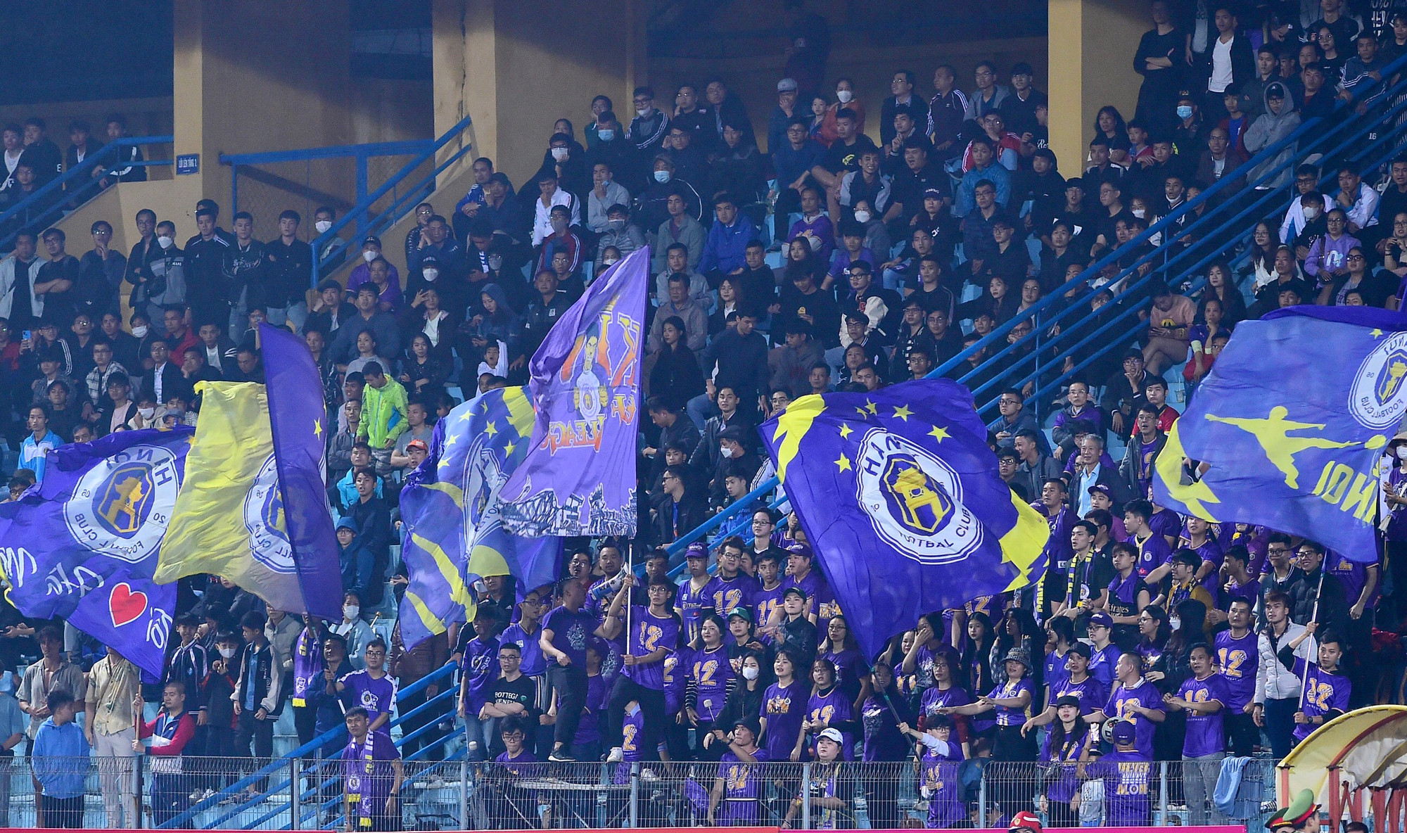 Hội cổ động viên Hà Nội đến với sân Hàng Đẫy cổ vũ đội nhà. Hội cổ động viên Hà Nội đến với sân Hàng Đẫy cổ vũ đội nhà.