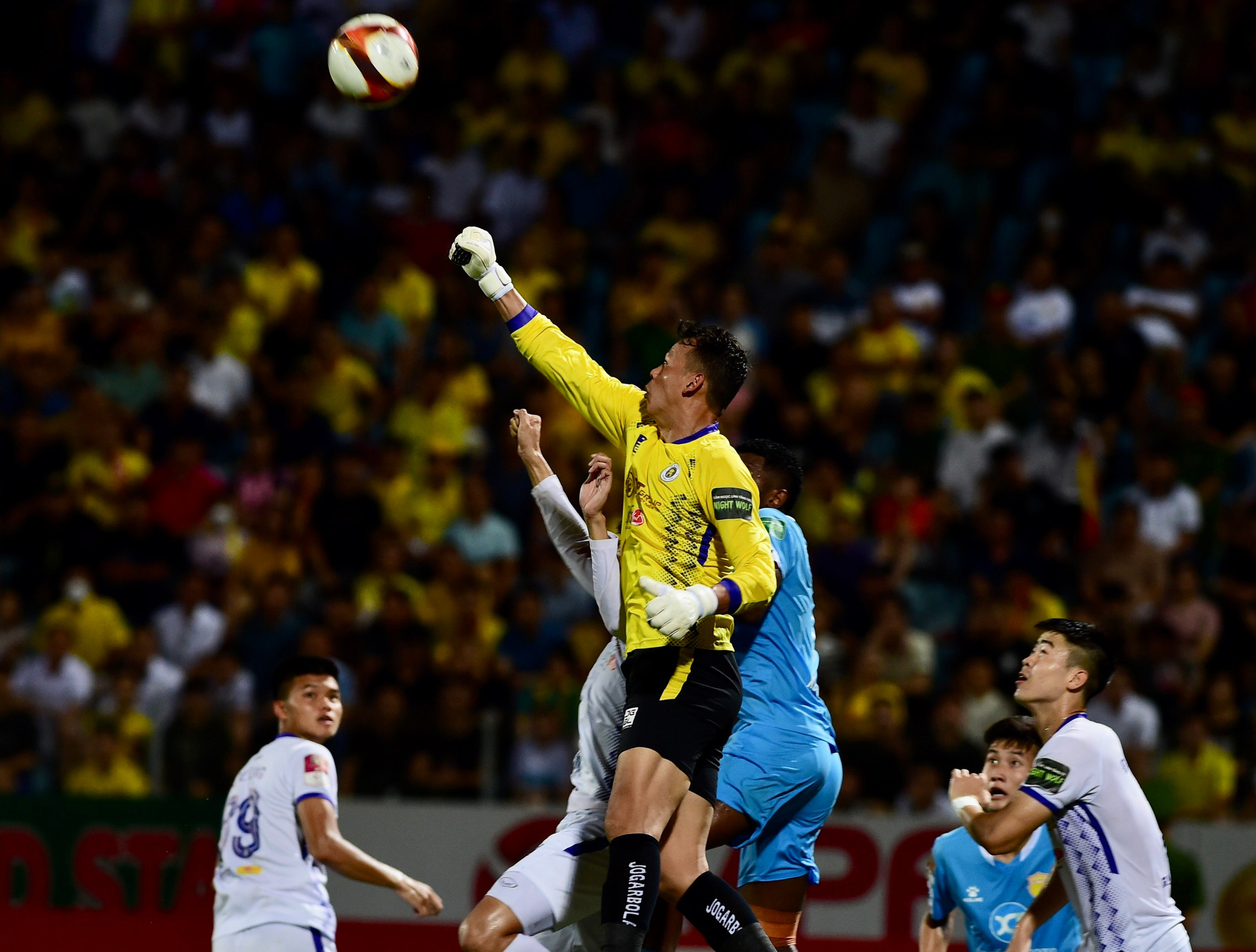 Thủ thành Tấn Trường cản phá pha bóng bổng.