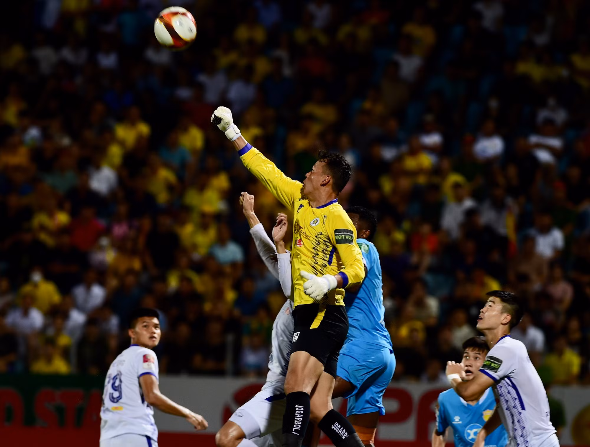 Thủ thành Tấn Trường cản phá pha bóng bổng.