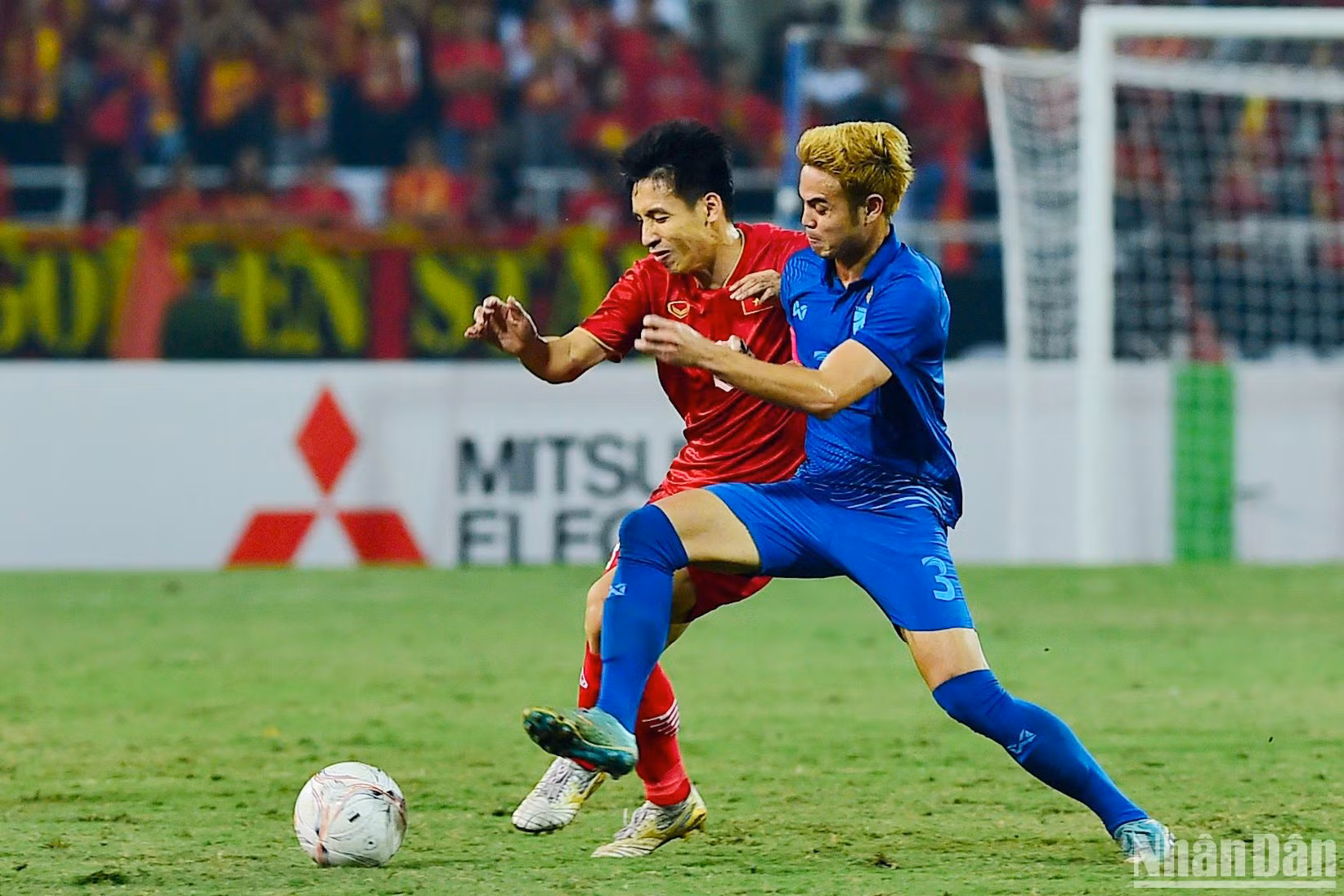 Theerathon Bunmathan gây ra không ít khó khăn cho tuyến giữa đội tuyển Việt Nam. (Ảnh: TRẦN HẢI)