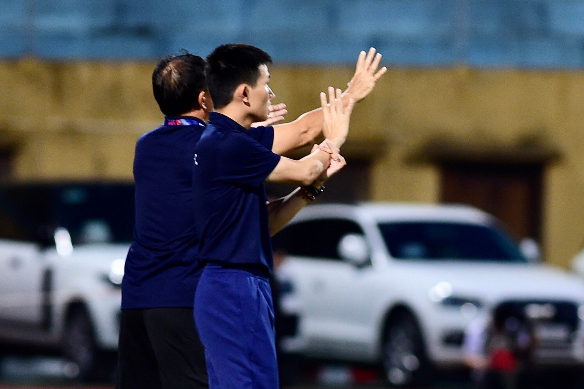 Các huấn luyện viên liên tiếp đưa ra chỉ đạo từ ngoài sân.