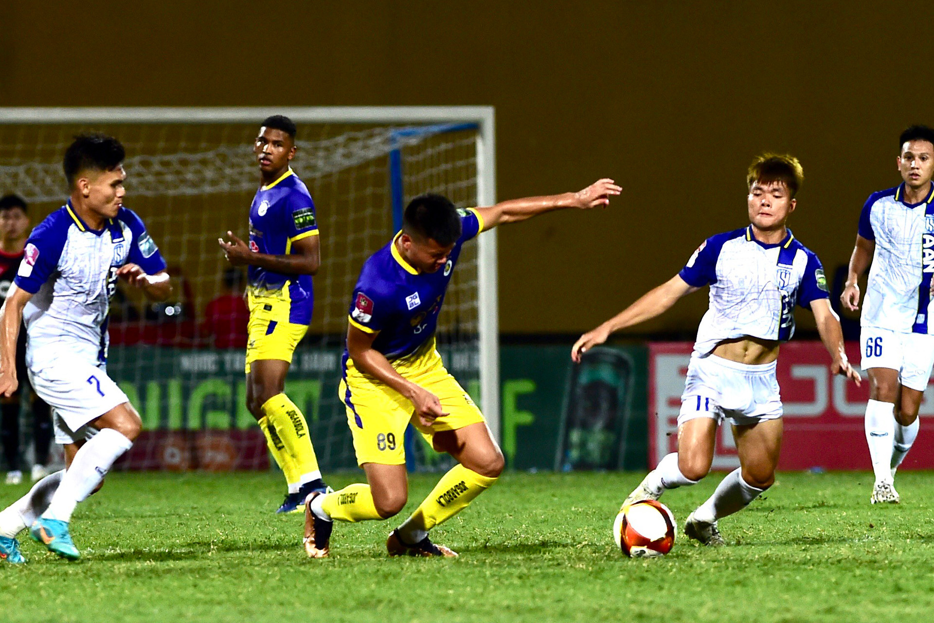 Hà Nội tạo ra một số tình huống nguy hiểm về cuối trận nhưng không thể có bàn thắng.