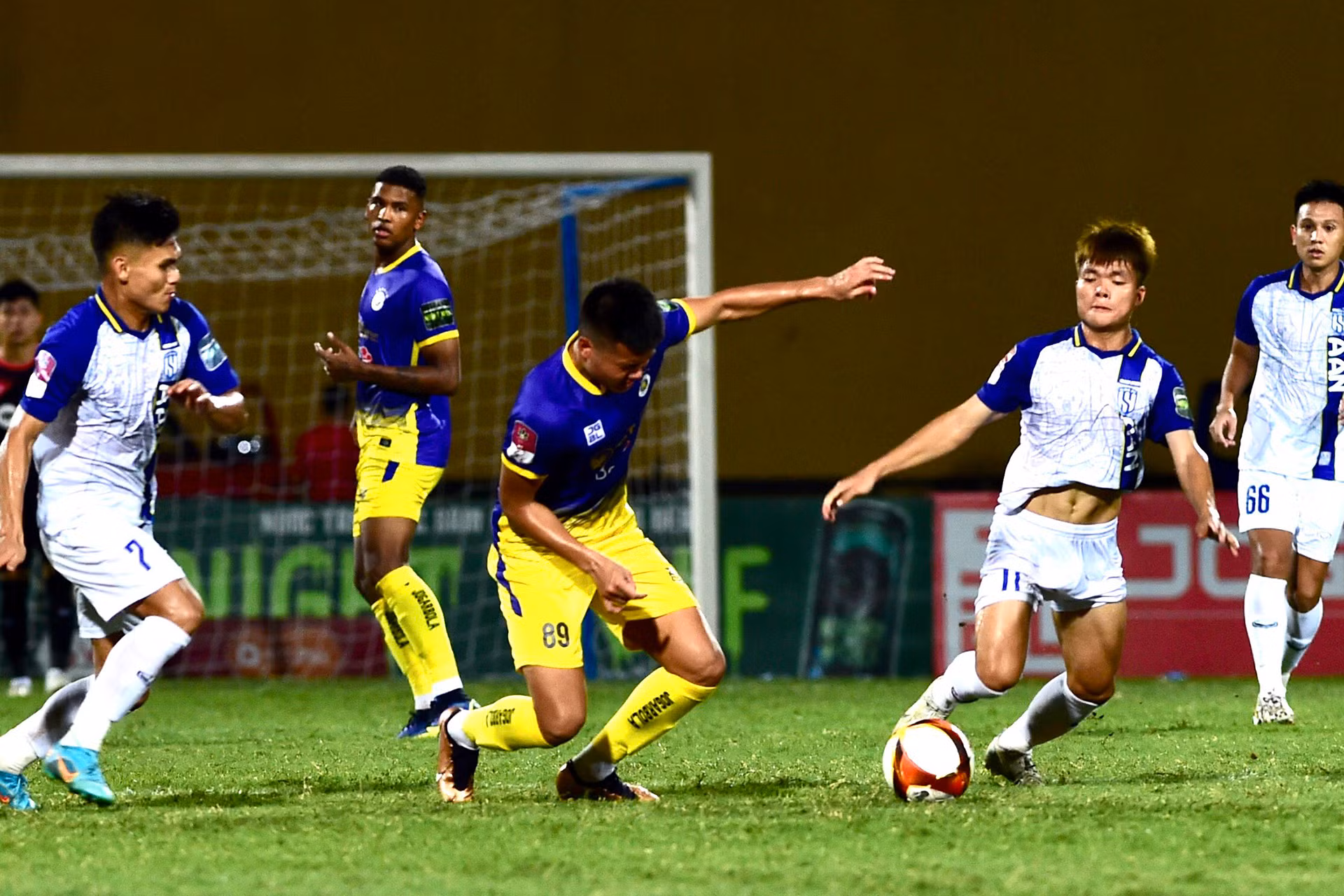 Hà Nội tạo ra một số tình huống nguy hiểm về cuối trận nhưng không thể có bàn thắng.