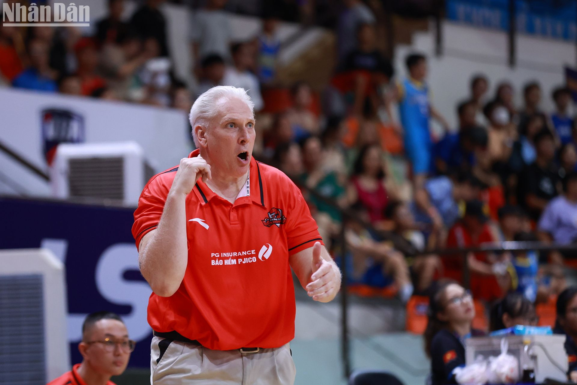 Huấn luyện viên Chris Daleo chỉ đạo các học trò.