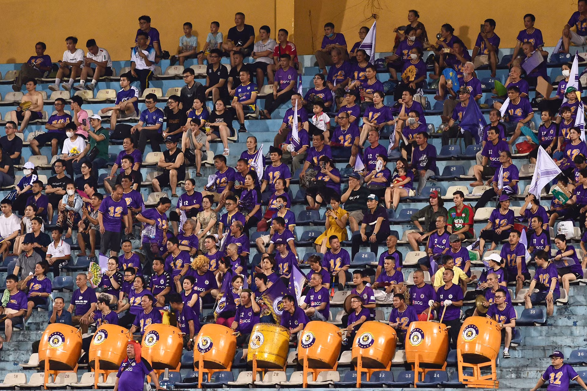 Cổ động viên Hà Nội có mặt tại sân Hàng Đẫy.