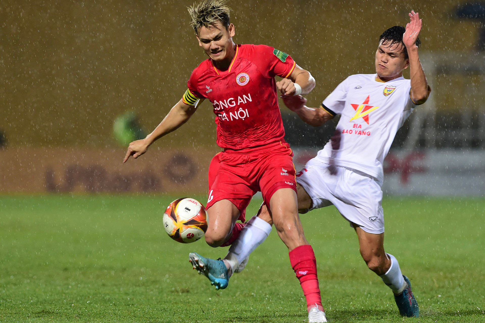 Nhiều lần các cầu thủ Công an Hà Nội cướp bóng thành công.