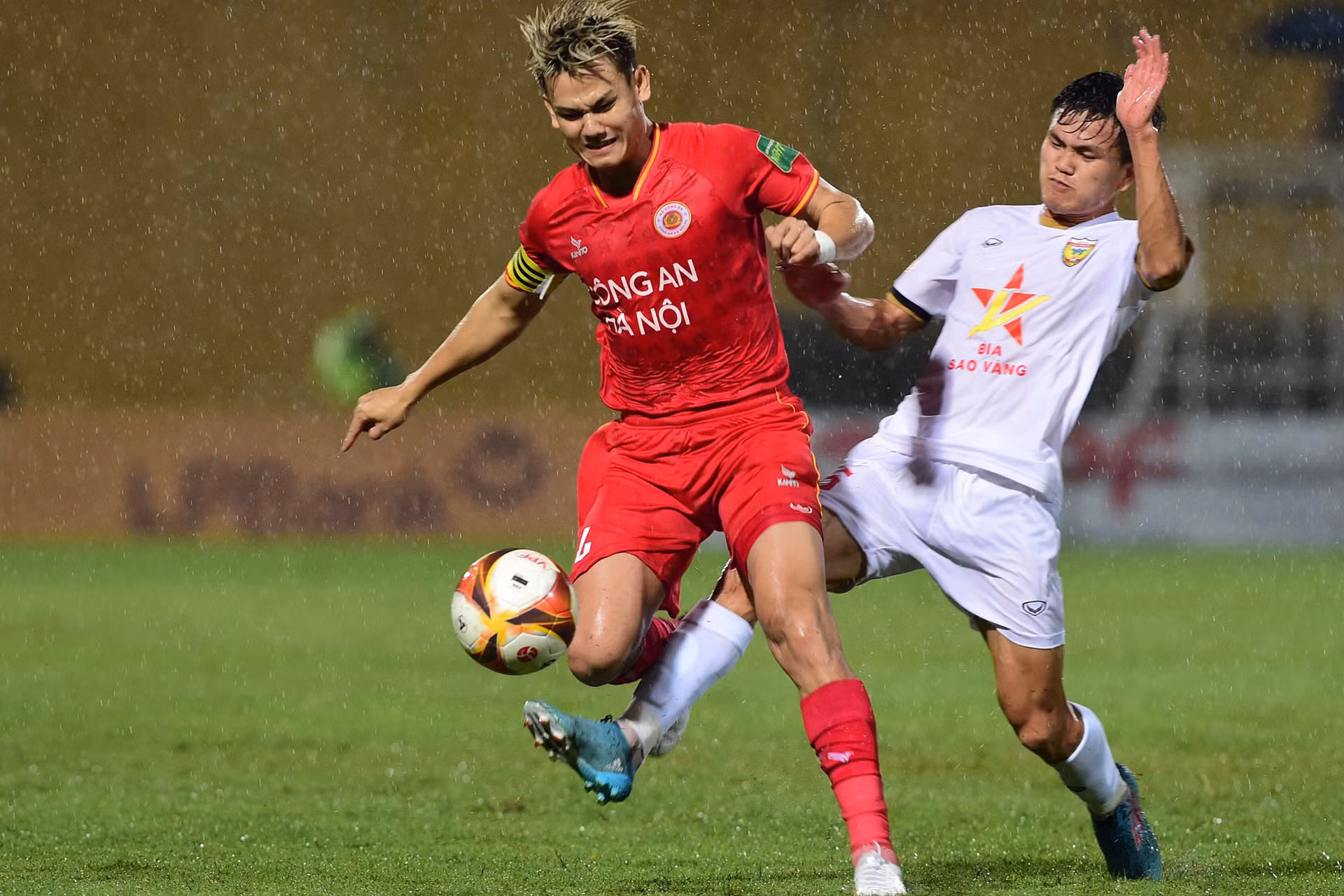 Nhiều lần các cầu thủ Công an Hà Nội cướp bóng thành công.