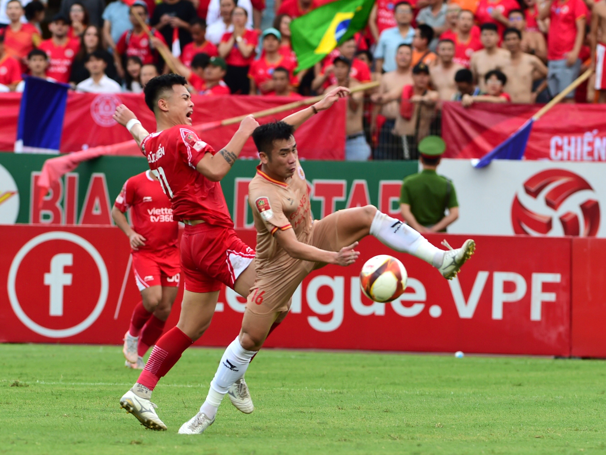 Khán giả theo dõi trận cầu nảy lửa.