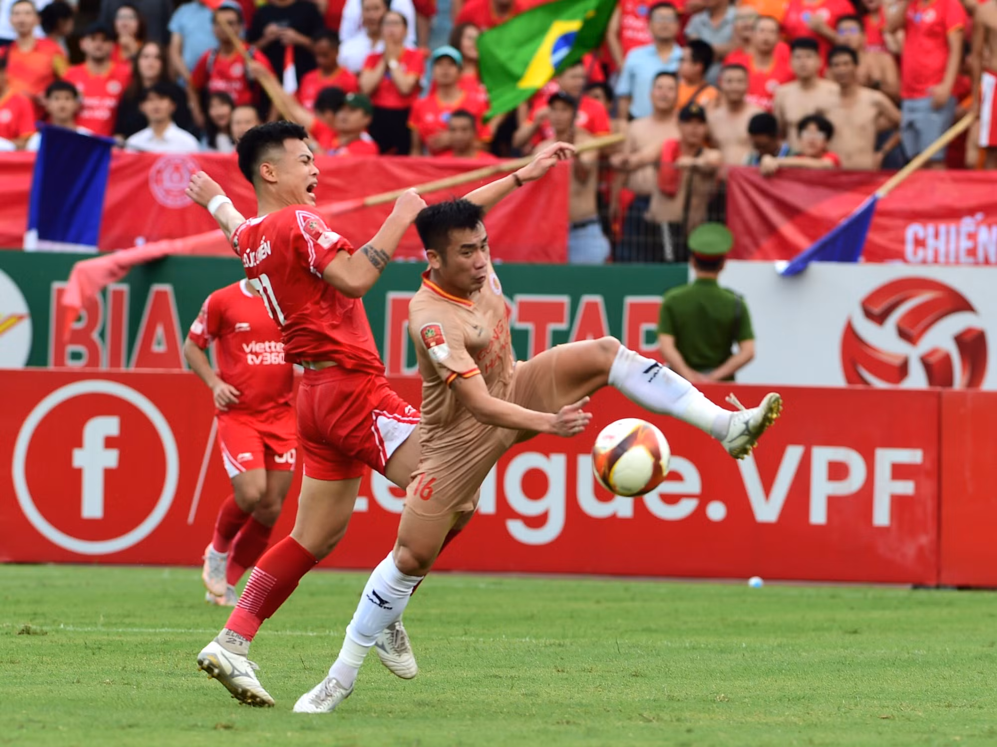 Khán giả theo dõi trận cầu nảy lửa.