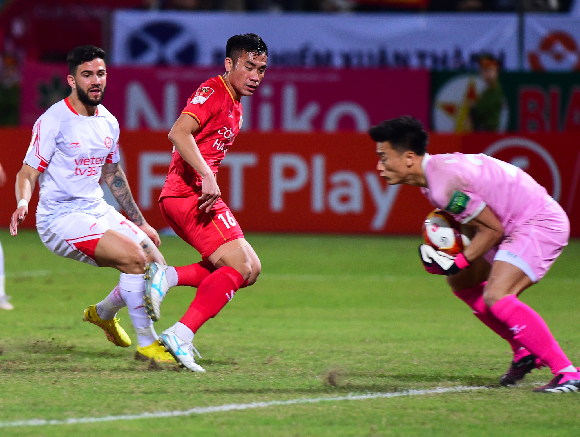 Trong khi đó, người cùng tên là thủ môn Bùi Tiến Dũng chịu sức ép liên tục.