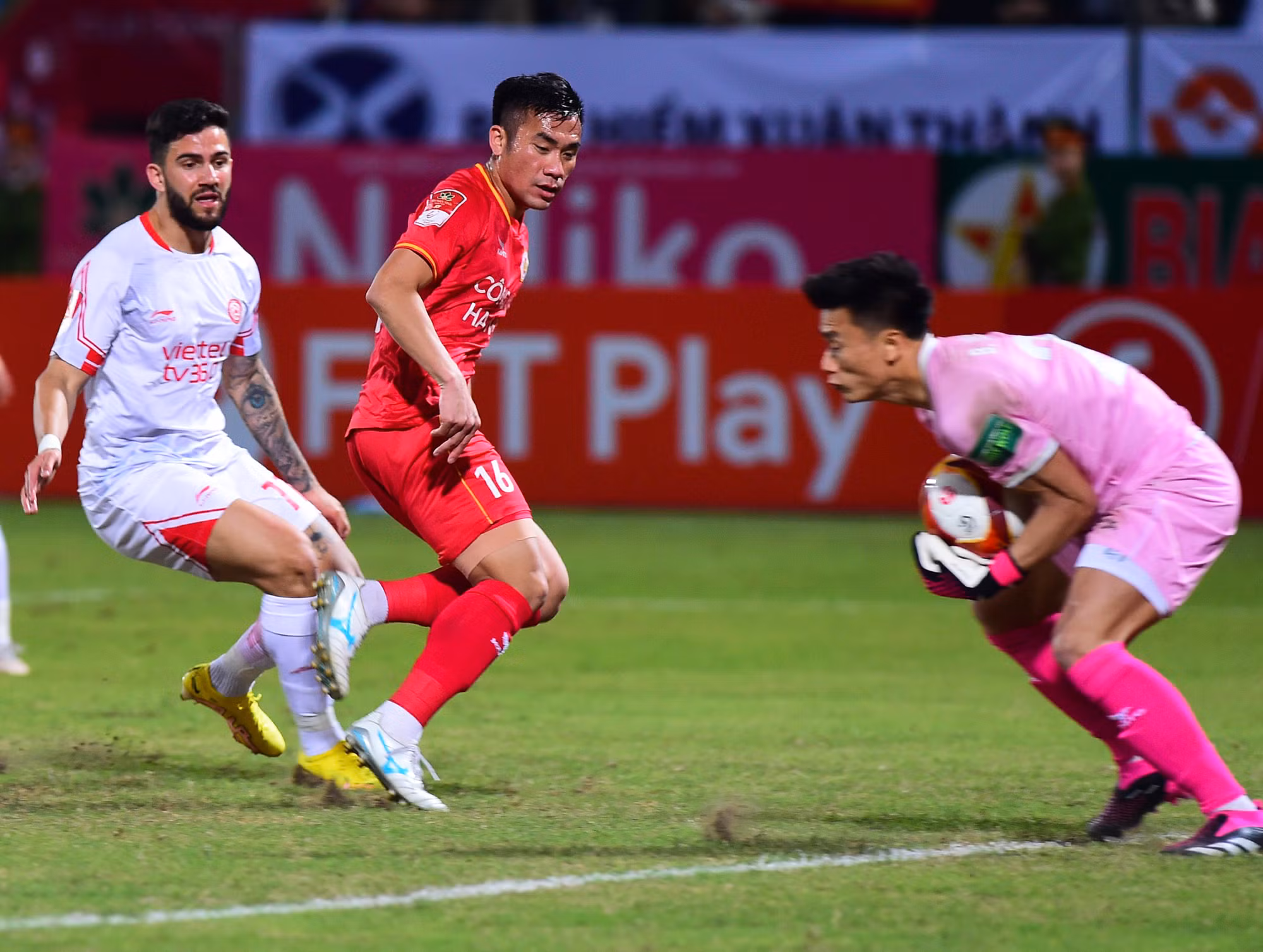 Trong khi đó, người cùng tên là thủ môn Bùi Tiến Dũng chịu sức ép liên tục. Trong khi đó, người cùng tên là thủ môn Bùi Tiến Dũng chịu sức ép liên tục.