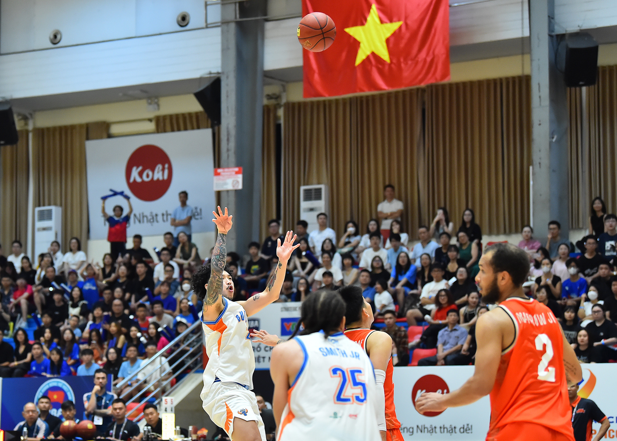 Các cầu thủ Hanoi Buffaloes dần tạo ra khoảng cách trong điểm số và kết thúc trận đấu với cách biệt 18 điểm (92-74).