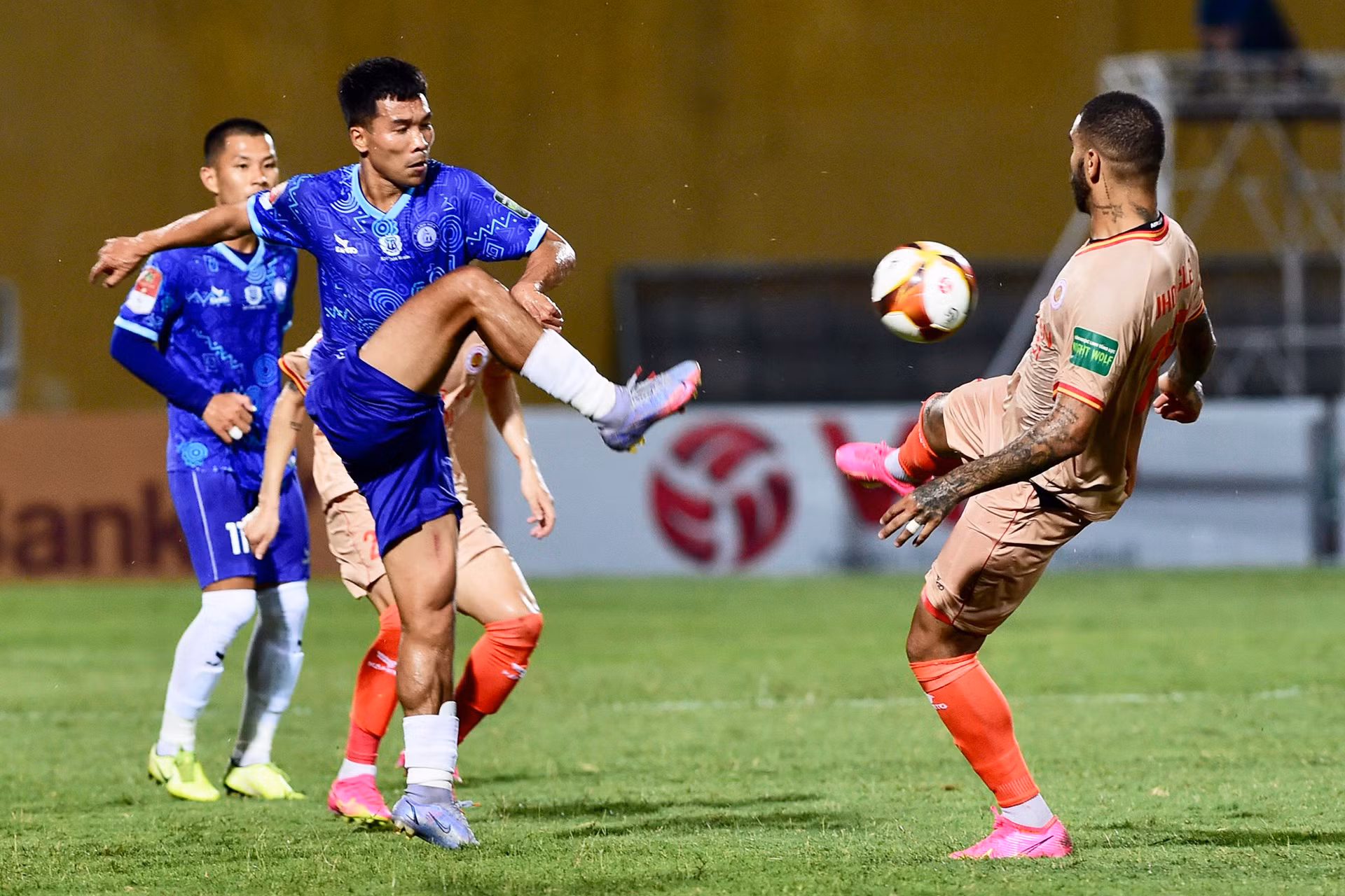 Khánh Hòa phòng ngự chặt chẽ trước sức tấn công của Công an Hà Nội. Khánh Hòa phòng ngự chặt chẽ trước sức tấn công của Công an Hà Nội.