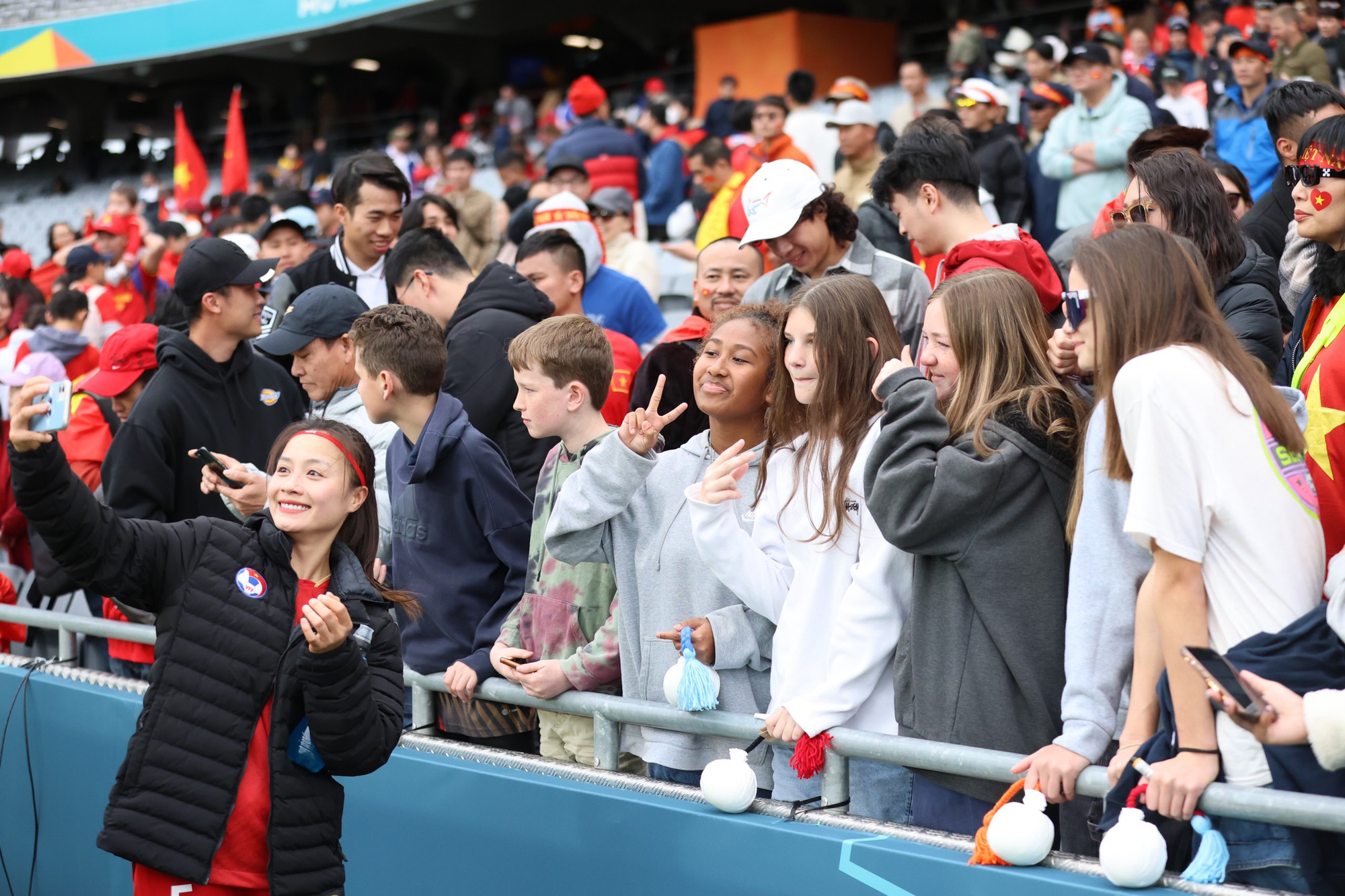 Giao lưu cùng các cổ động viên nước ngoài.