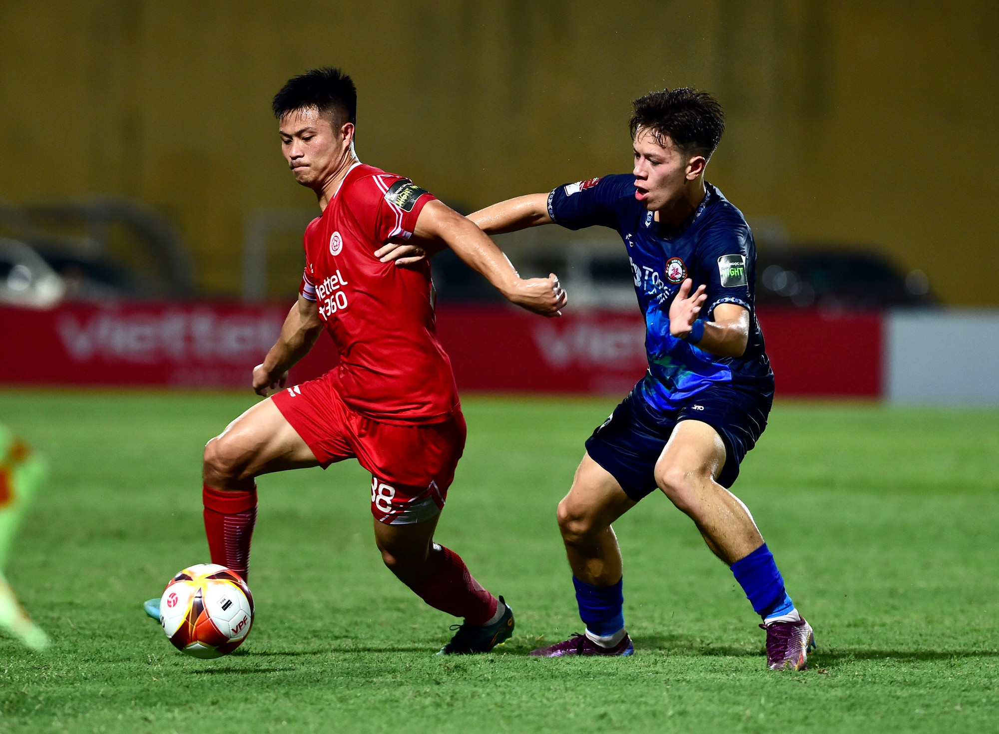 Tranh chấp bóng khu vực trung tâm.