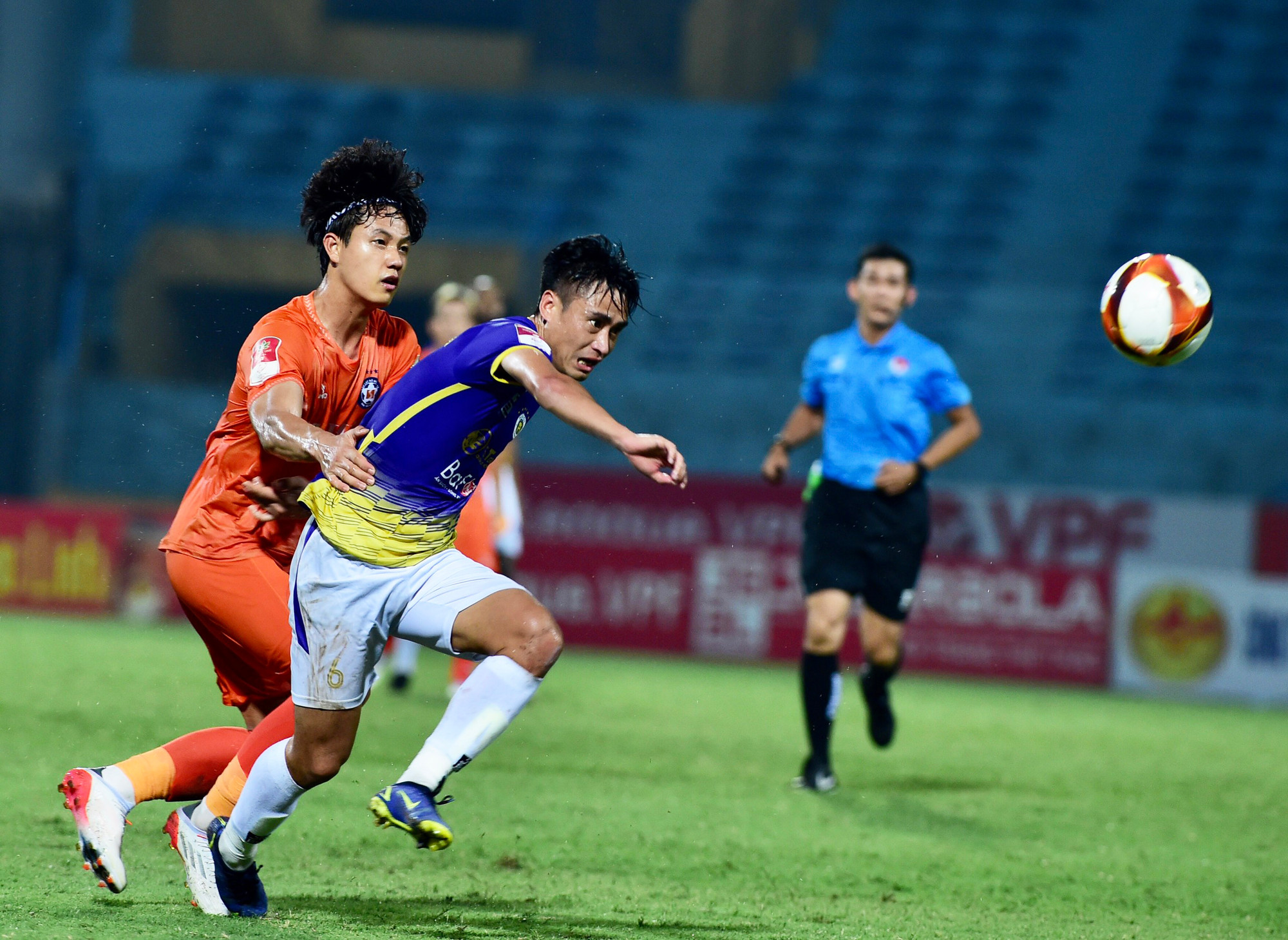 Quyết liệt trong từng đường bóng. Quyết liệt trong từng đường bóng.