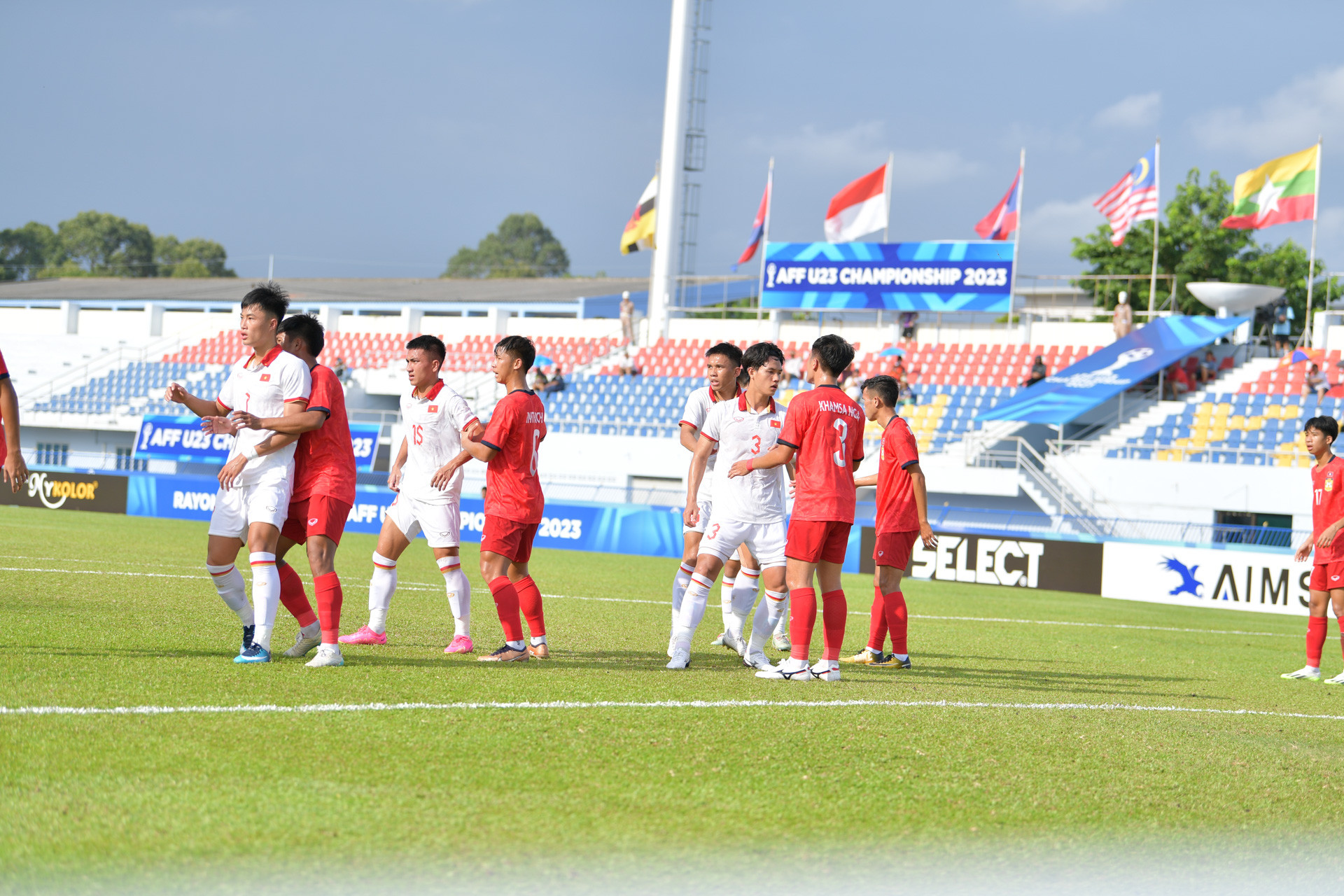 Huấn luyện viên Hoàng Anh Tuấn sử dụng sơ đồ 3-4-3 với những gương mặt chất lượng trong đội hình.