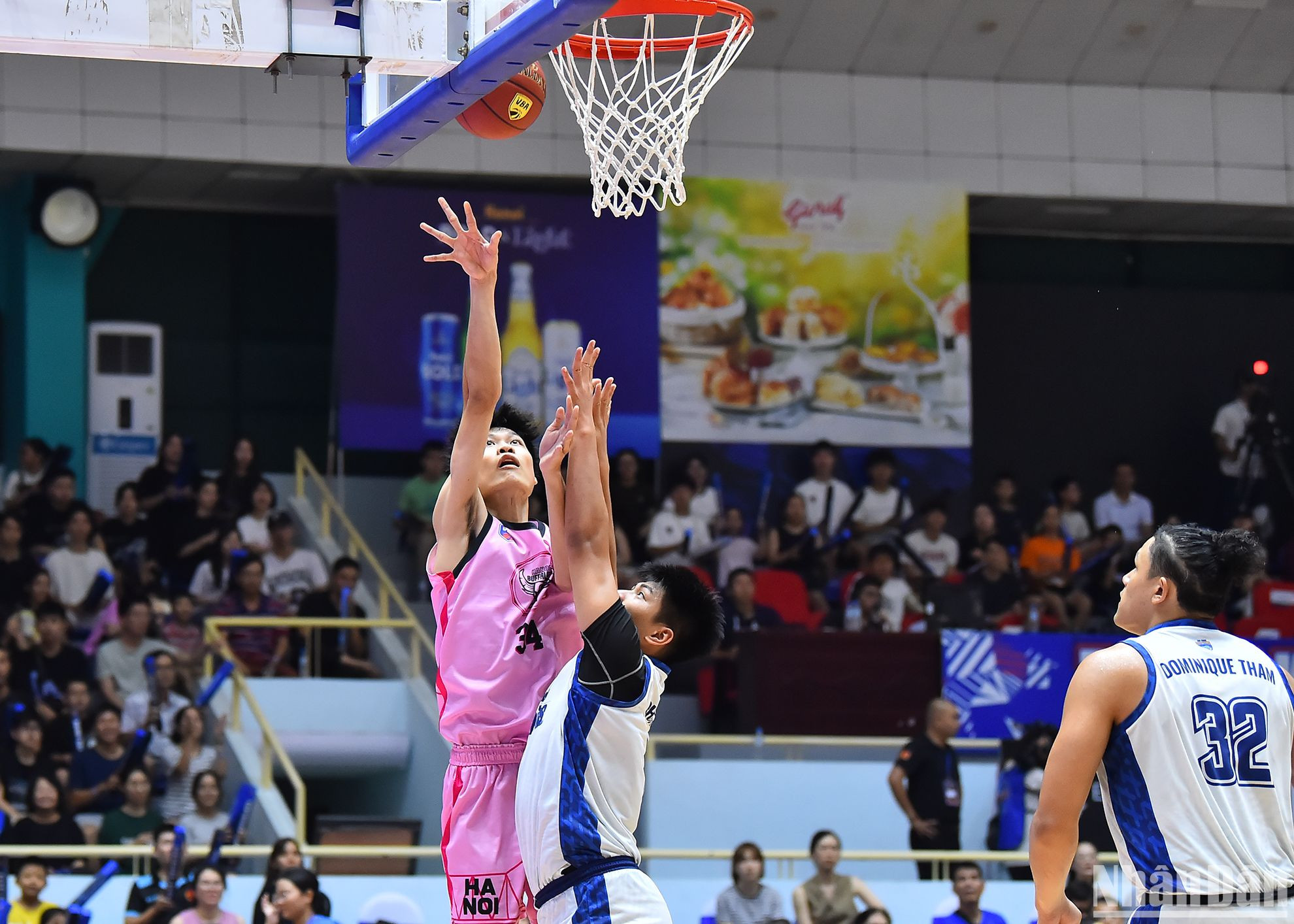 Phạm Đức Kiên giúp Hanoi Buffaloes giải quyết được điểm yếu dưới bảng rổ. Phạm Đức Kiên giúp Hanoi Buffaloes giải quyết được điểm yếu dưới bảng rổ.