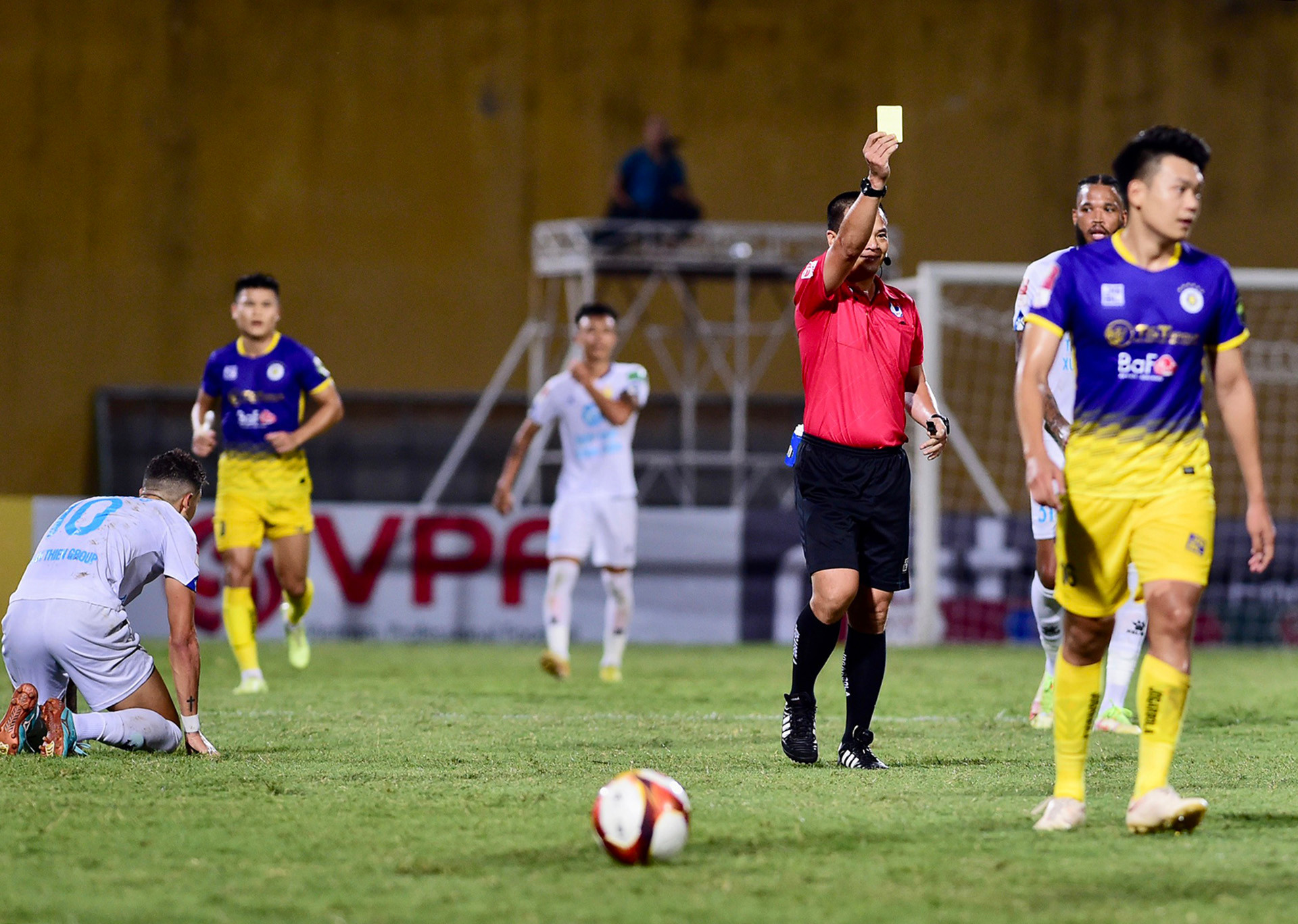 Trận đấu có nhiều tình huống vào bóng nguy hiểm, trọng tài chính phải rút thẻ vàng dành cho cầu thủ 2 đội.