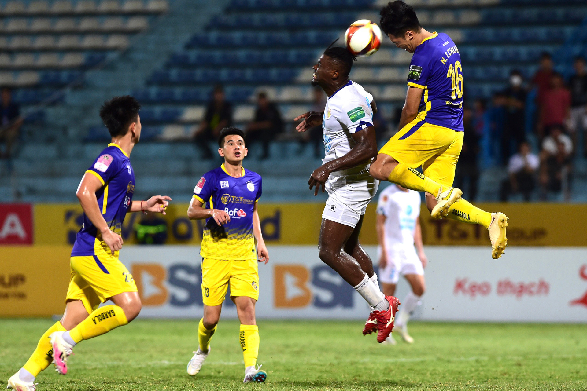 Bị dẫn bàn, Nam Định buộc phải tăng cường hàng công trong hiệp 2 khi hậu vệ Hồng Duy ra sân để nhường chỗ cho Dominic, qua đó đội bóng thành Nam chơi với cặp tiền đạo ngoại.