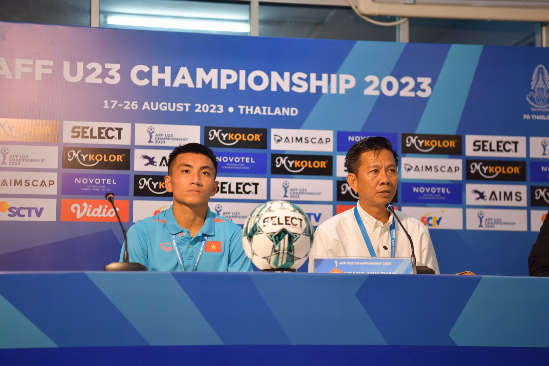 Tiền đạo Nguyễn Minh Quang và huấn luyện viên Hoàng Anh Tuấn trả lời báo chí.