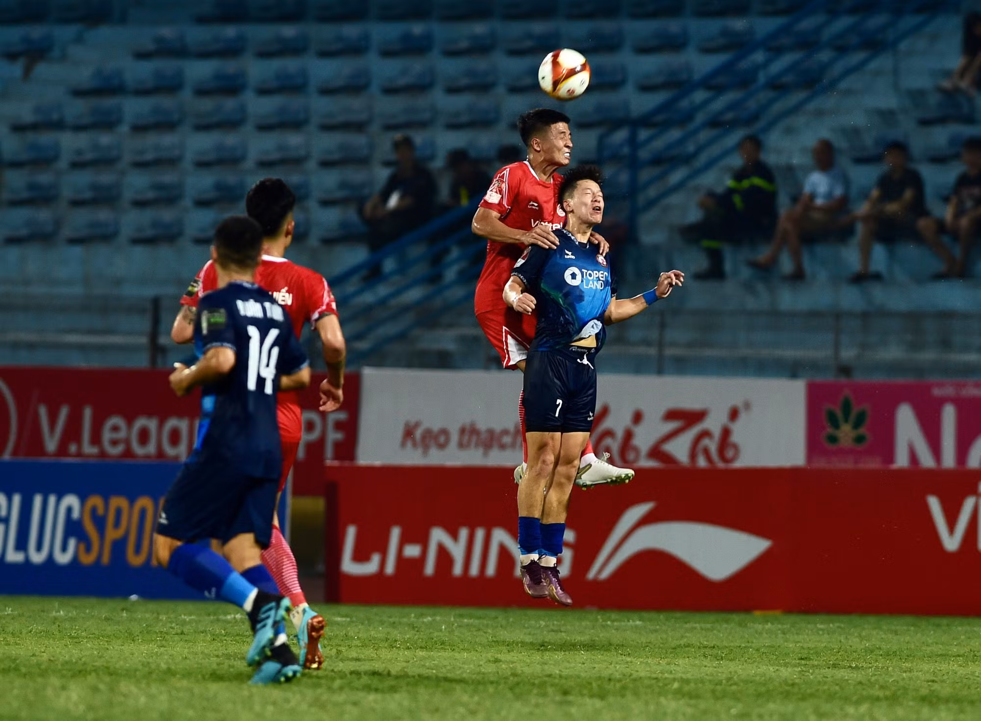 Pha không chiến của cầu thủ hai đội.