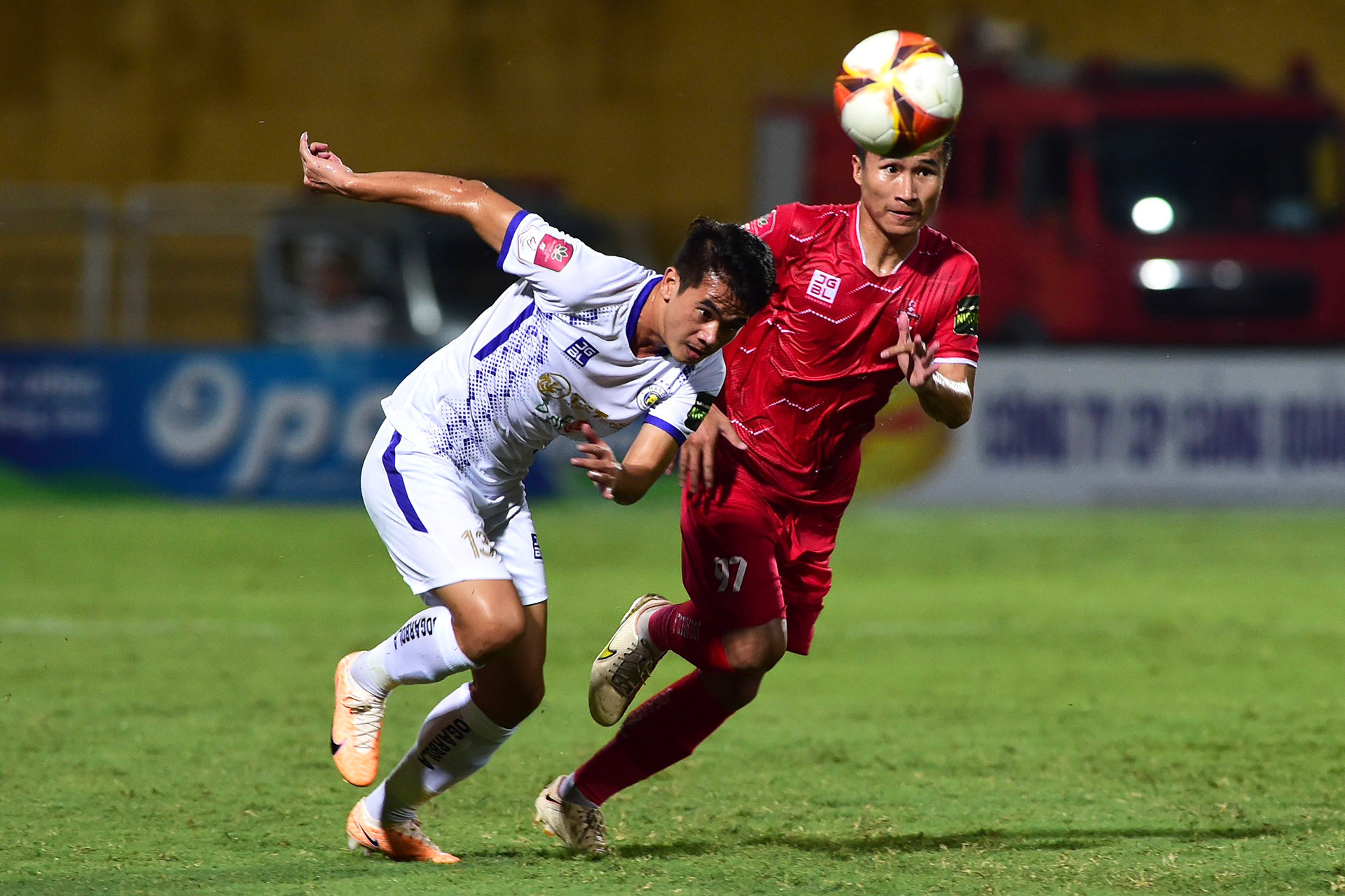 Sang hiệp 2, hai đội vẫn chơi đôi công hấp dẫn.