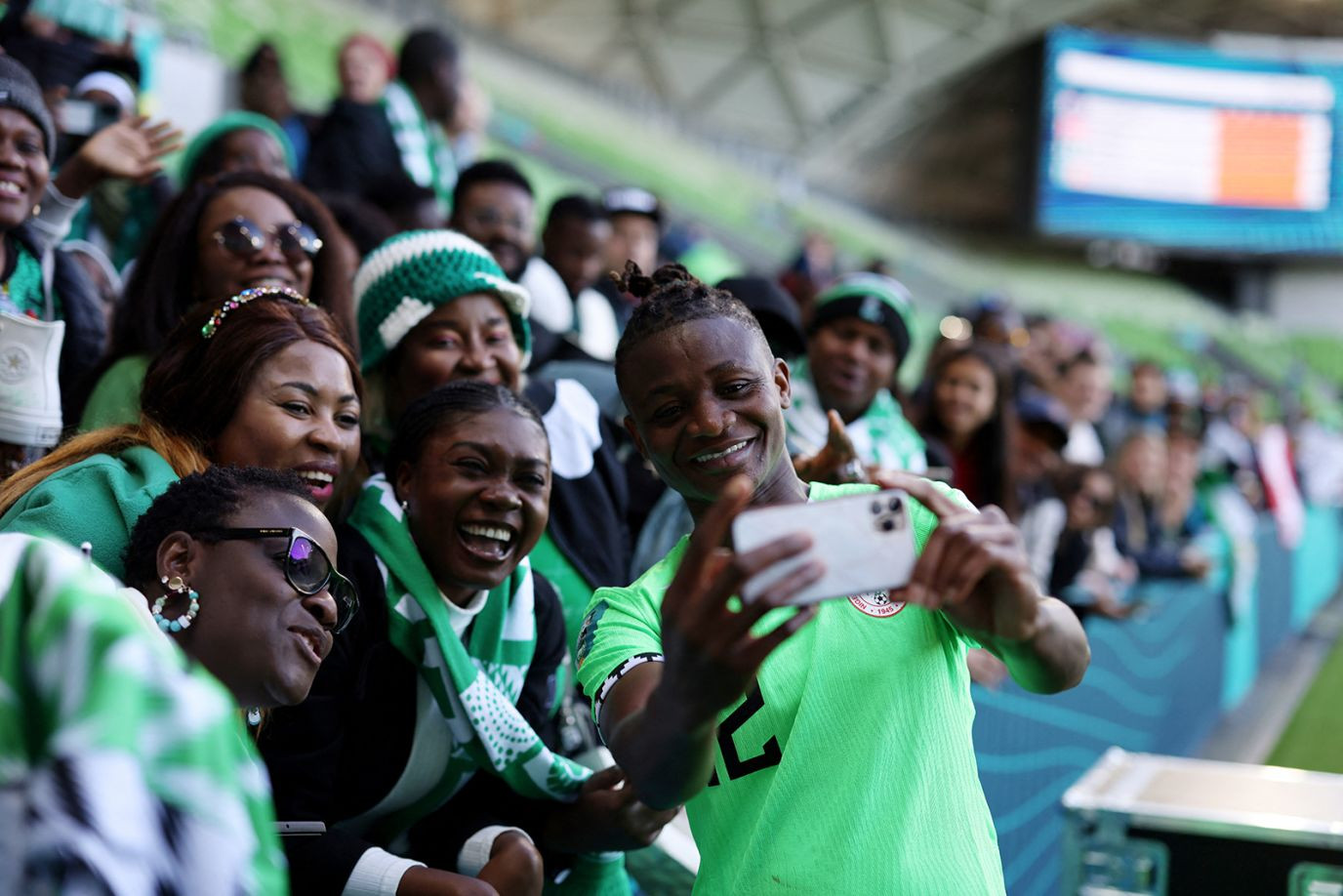 Cầu thủ Uchenna Kanu của Nigeria chụp ảnh selfie với người hâm mộ sau trận hòa 0-0 trước đội tuyển nữ Canada. Cầu thủ Uchenna Kanu của Nigeria chụp ảnh selfie với người hâm mộ sau trận hòa 0-0 trước đội tuyển nữ Canada.