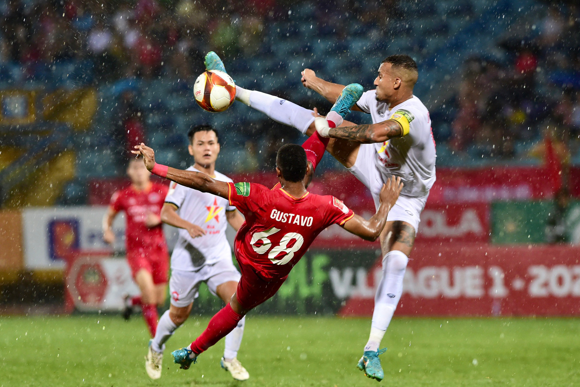 Công an Hà Nội (áo đỏ) sớm chiếm được thế trận kiểm soát và áp đặt.